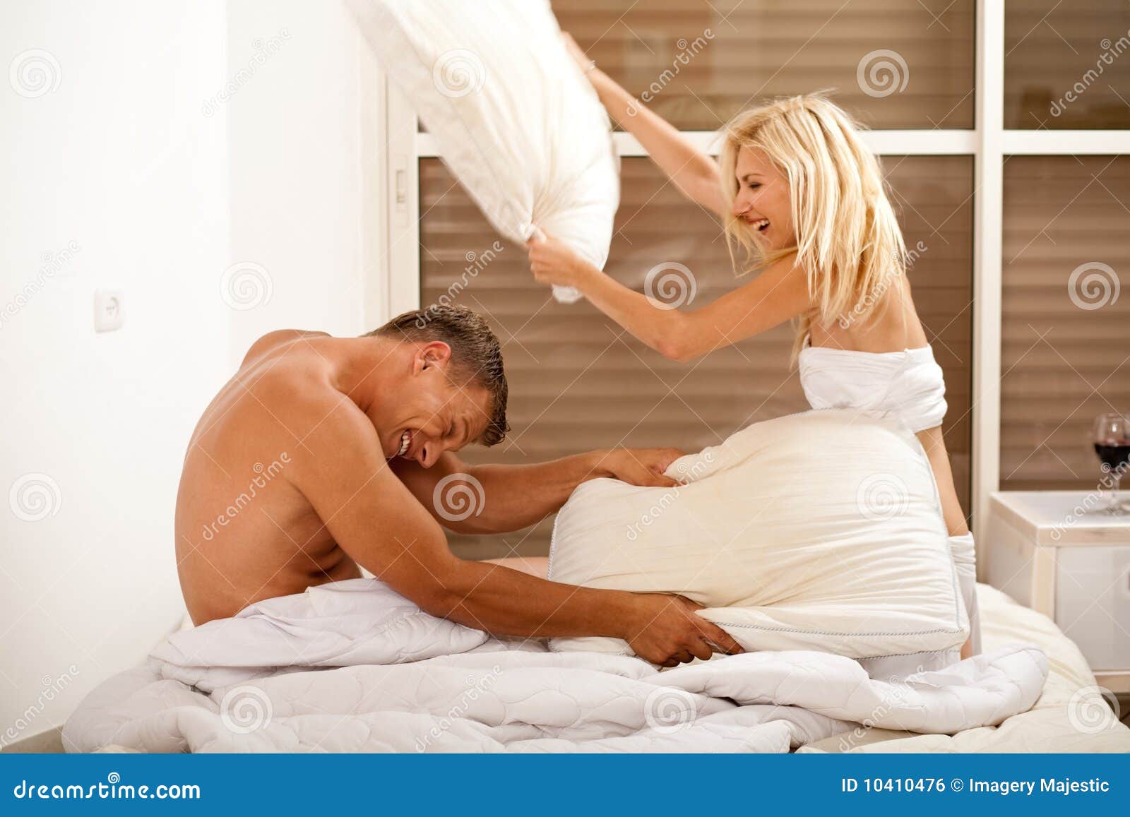 Мужик наказывает стройную блондинку в кровати