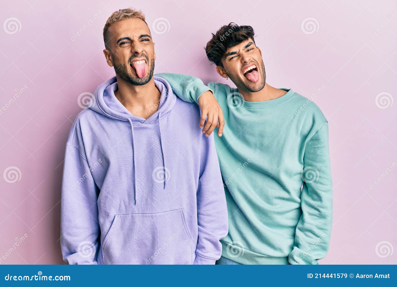 Couple Homosexuel Gay Debout Ensemble Portant Des Vêtements Décontractés Collant La Langue