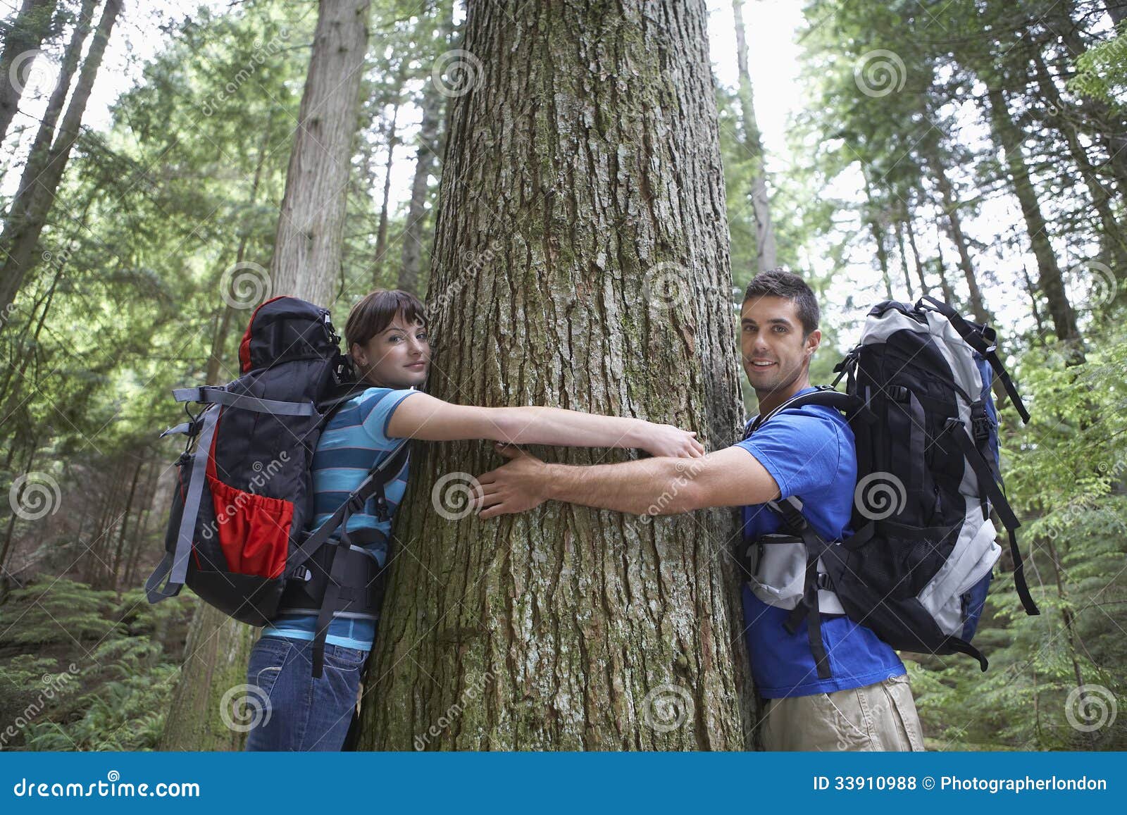 小男孩拥抱大树在森林里 库存照片. 图片 包括有 男朋友, 生物, 叶茂盛, 童年, 人员, 生长, 唯一 - 31341908