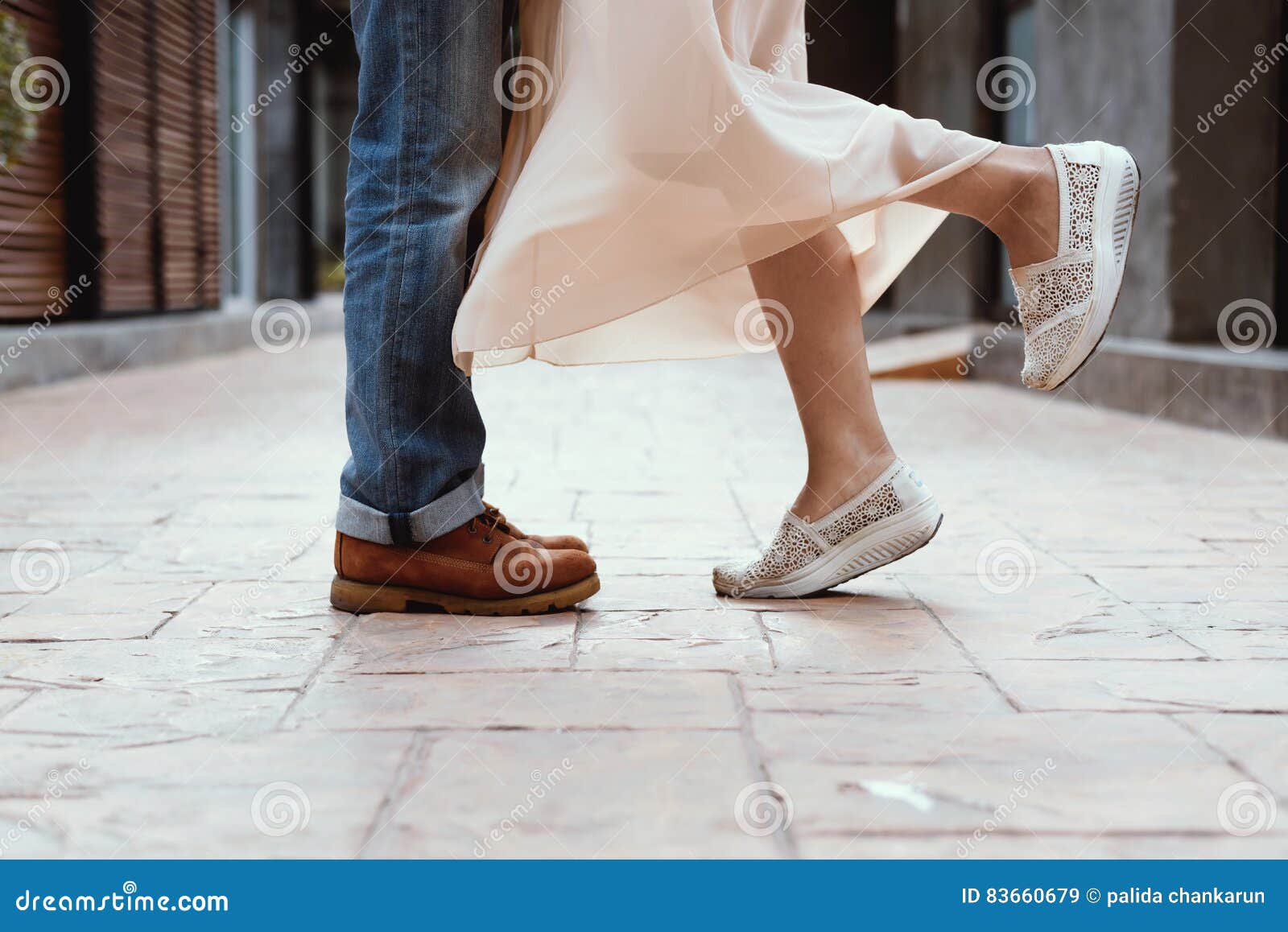 the couple kissing, couples foots stay at the street