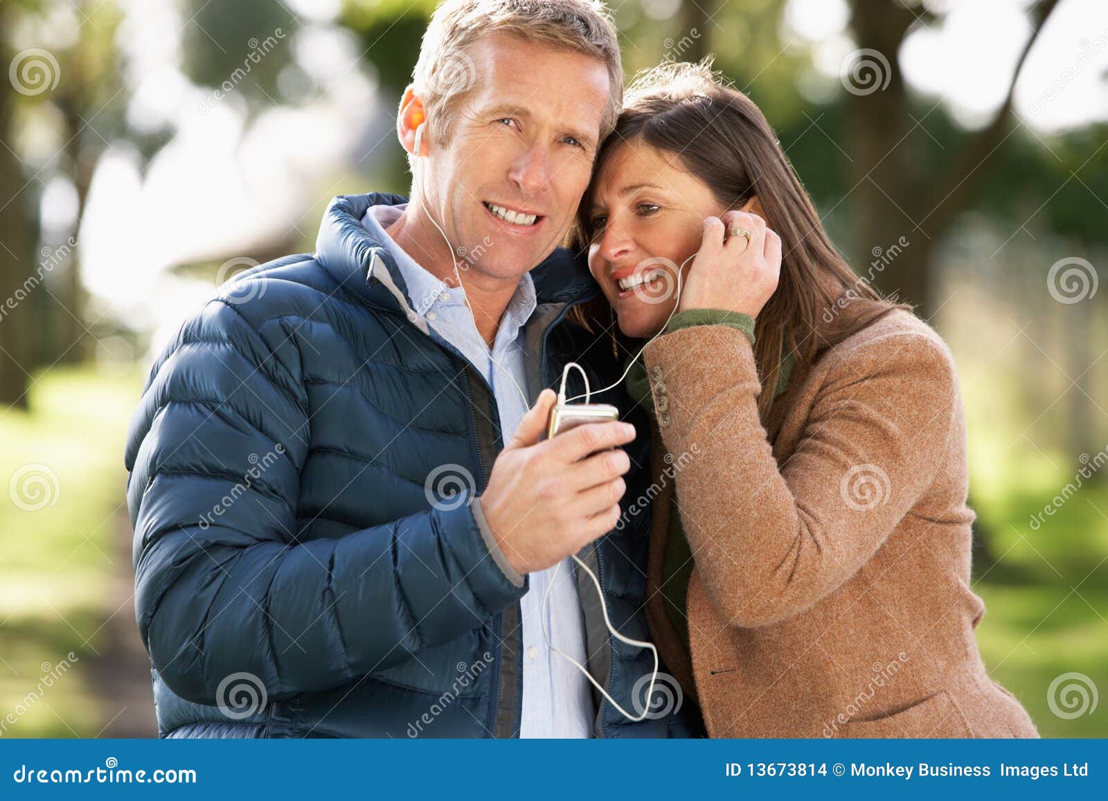couple listening to mp3 whilst walking