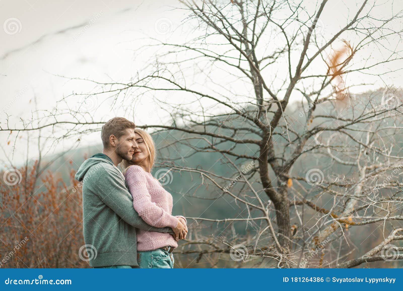 forvrængning Vanære Tidlig Couple in Love Stands Against Nature and Hugging Tenderly Stock Photo -  Image of bonding, smiling: 181264386