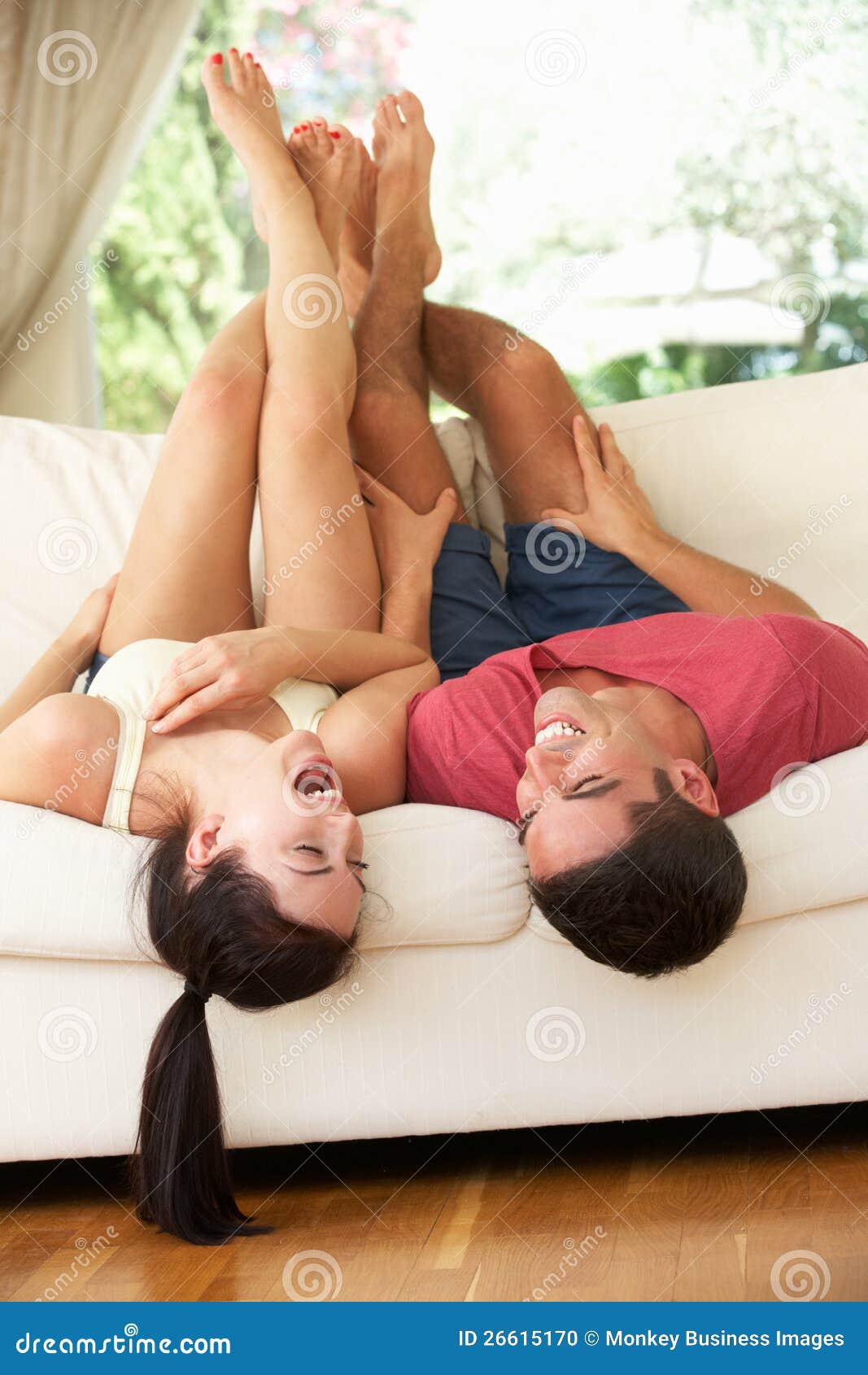 Жена с чувственными ногами. Пара лежит. Лежать на диване вверх ногами. Поза на диване к верх ногами. Поза девушка на диване с мужчиной.