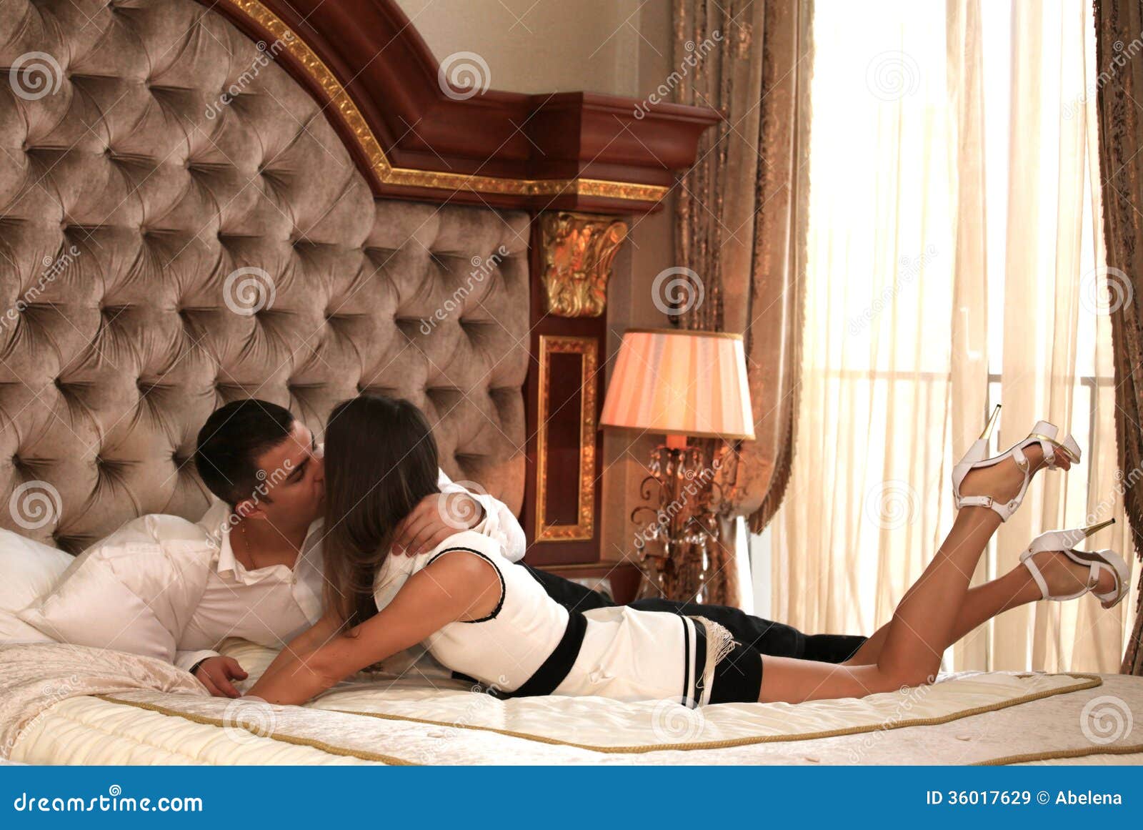 Бесплатное видео в командировке. Поцелуй в отеле. Пара в гостиничном номере. Любовь в гостинице. Фотосессия в гостиничном номере пара.