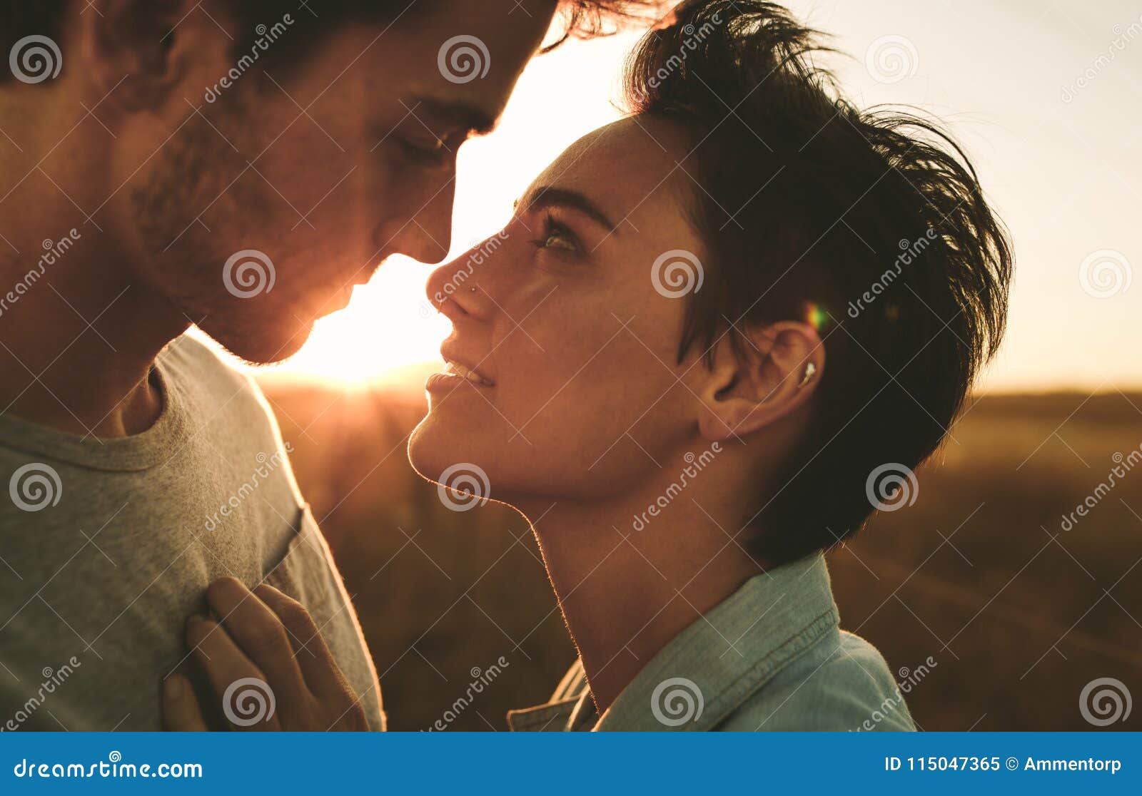 Romantic Couple Pose HD Wallpaper 27577 - Baltana