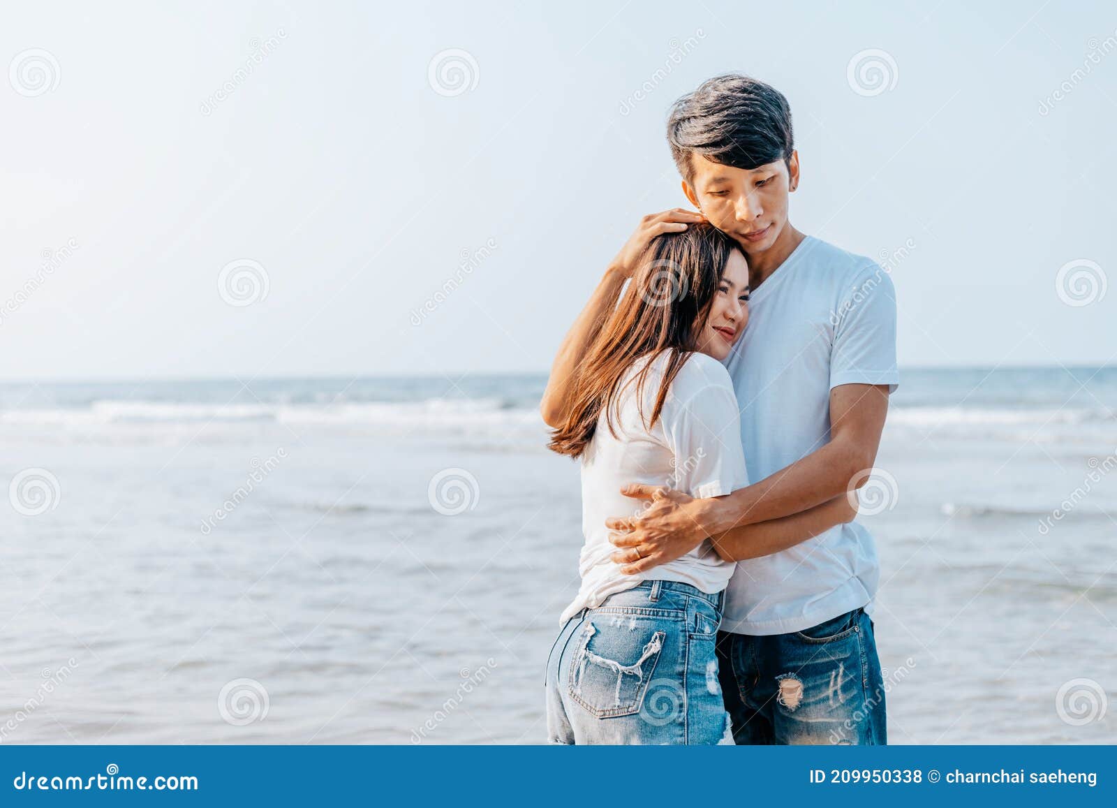 Couple Romantique Câlin Ensemble Sur La Plage En été. Voyage De Noces  Vacances D'été Concept Photo stock - Image du passionnant, hommes: 209950338