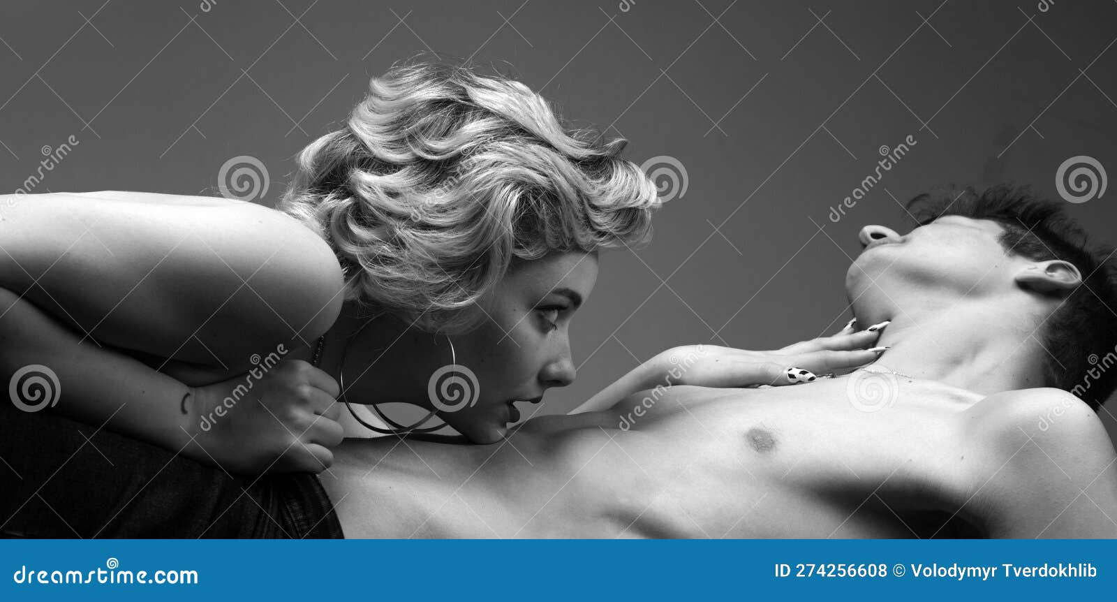 Couple Sexy Jouer Dans Les Jeux D'amour. Sentiment érotique Et Spirituel.  Couple Affectueux Pendant Une Séance Photo. Jeux érotiqu Photo stock -  Image du désir, flirter: 274256608