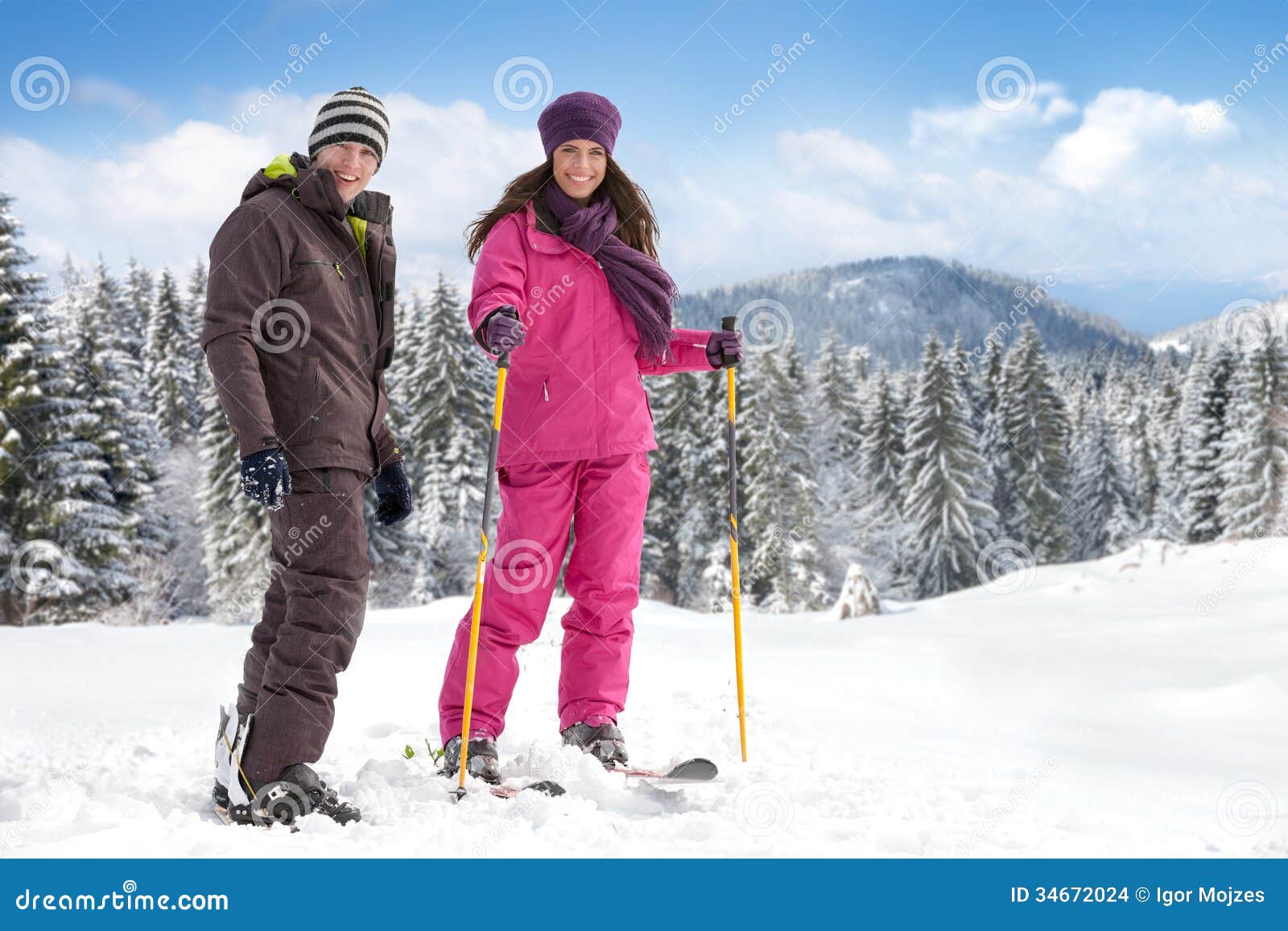 couple skiers