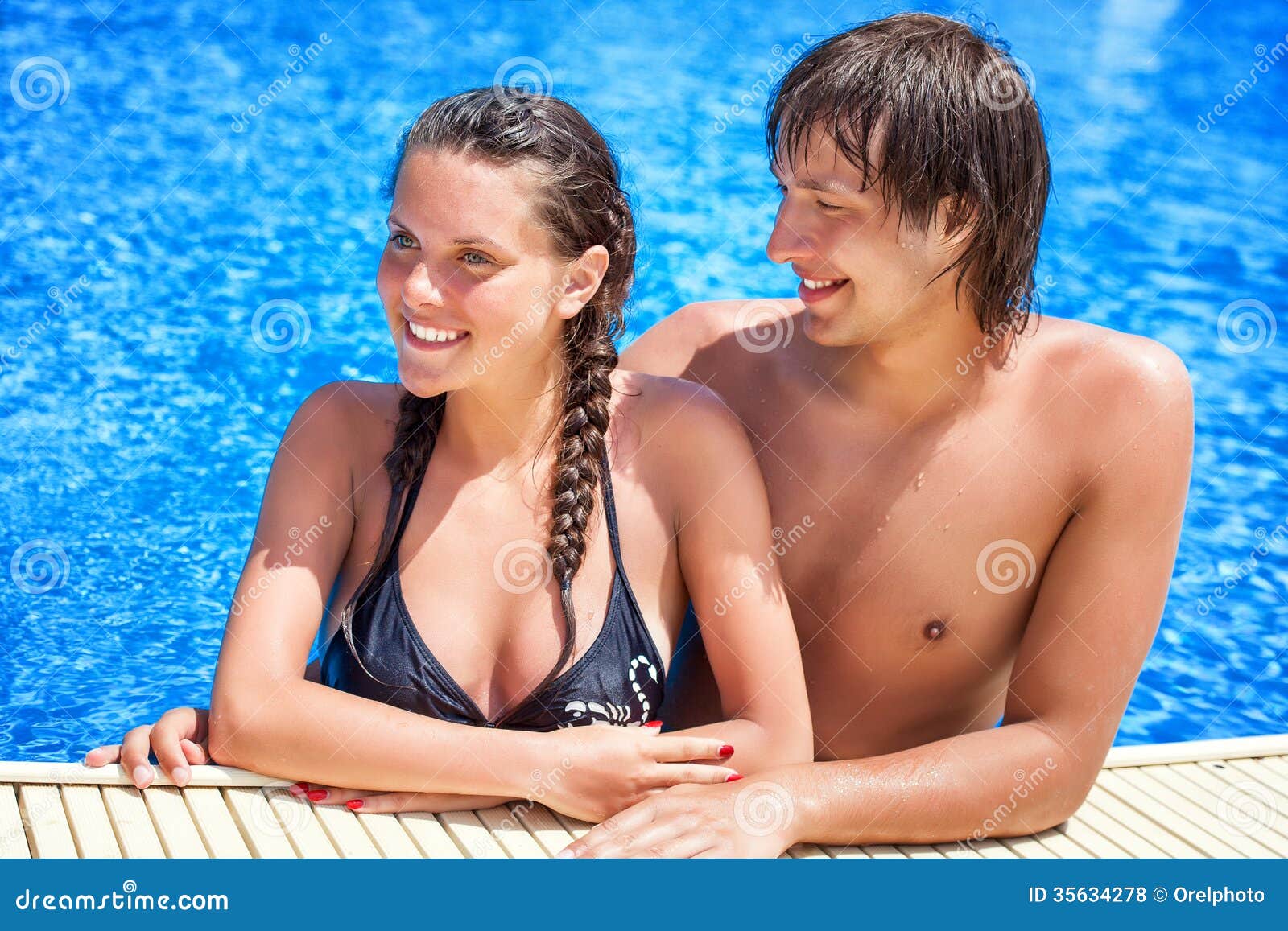 Naked couple at the pool - Sex photo