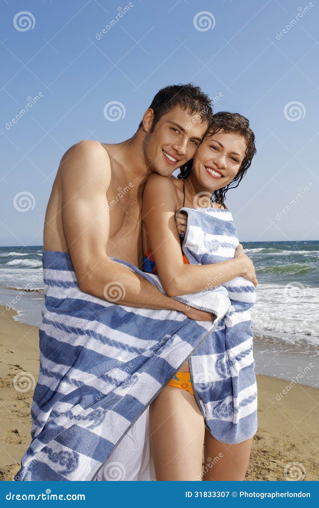 Полотенцем солнцем. Пара в полотенцах. Полотенца для пары. Пара в полотенцах на руках. Поцелуй на полотенце на пляже.
