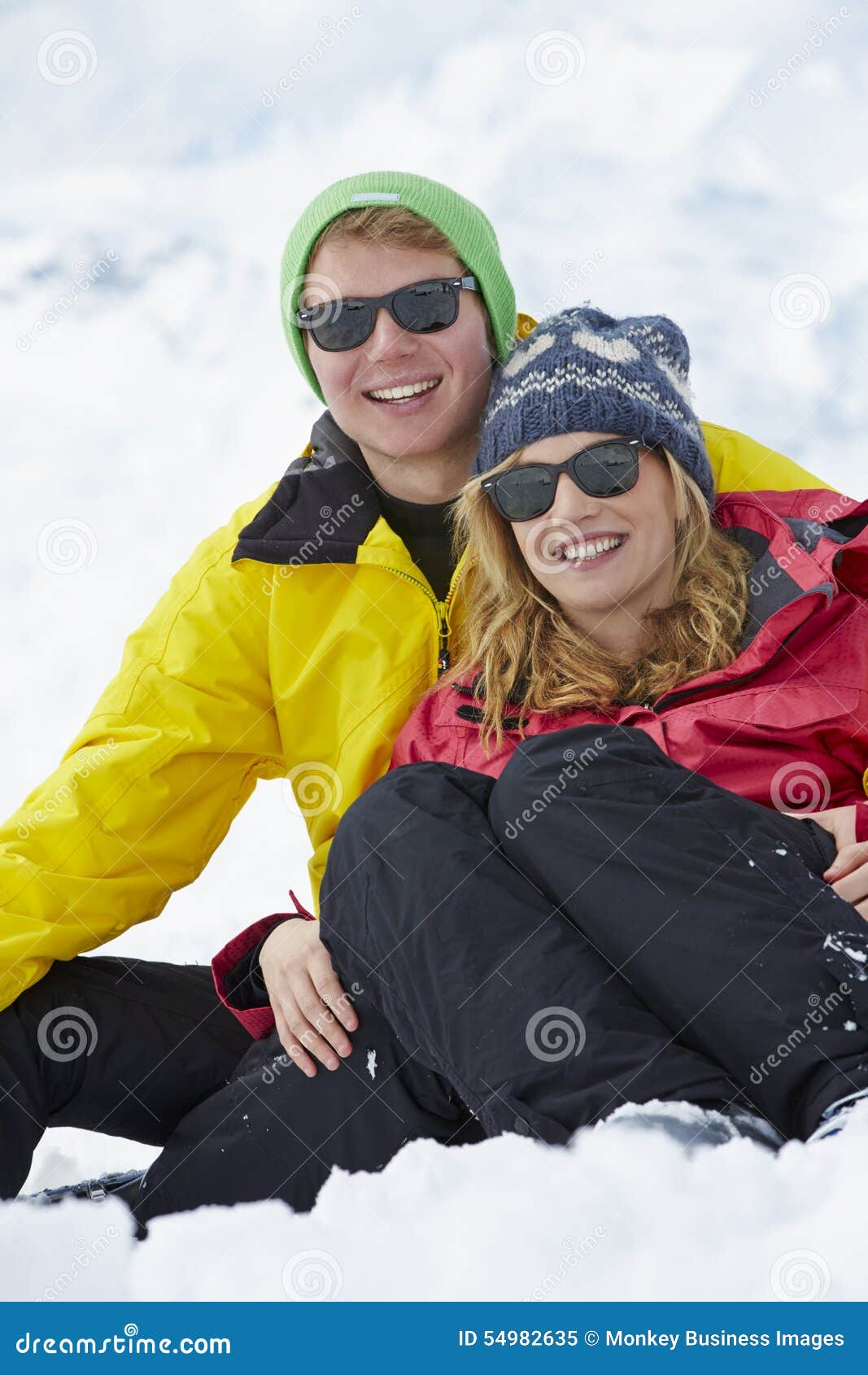 Couples ayant l'amusement des vacances de ski en montagnes