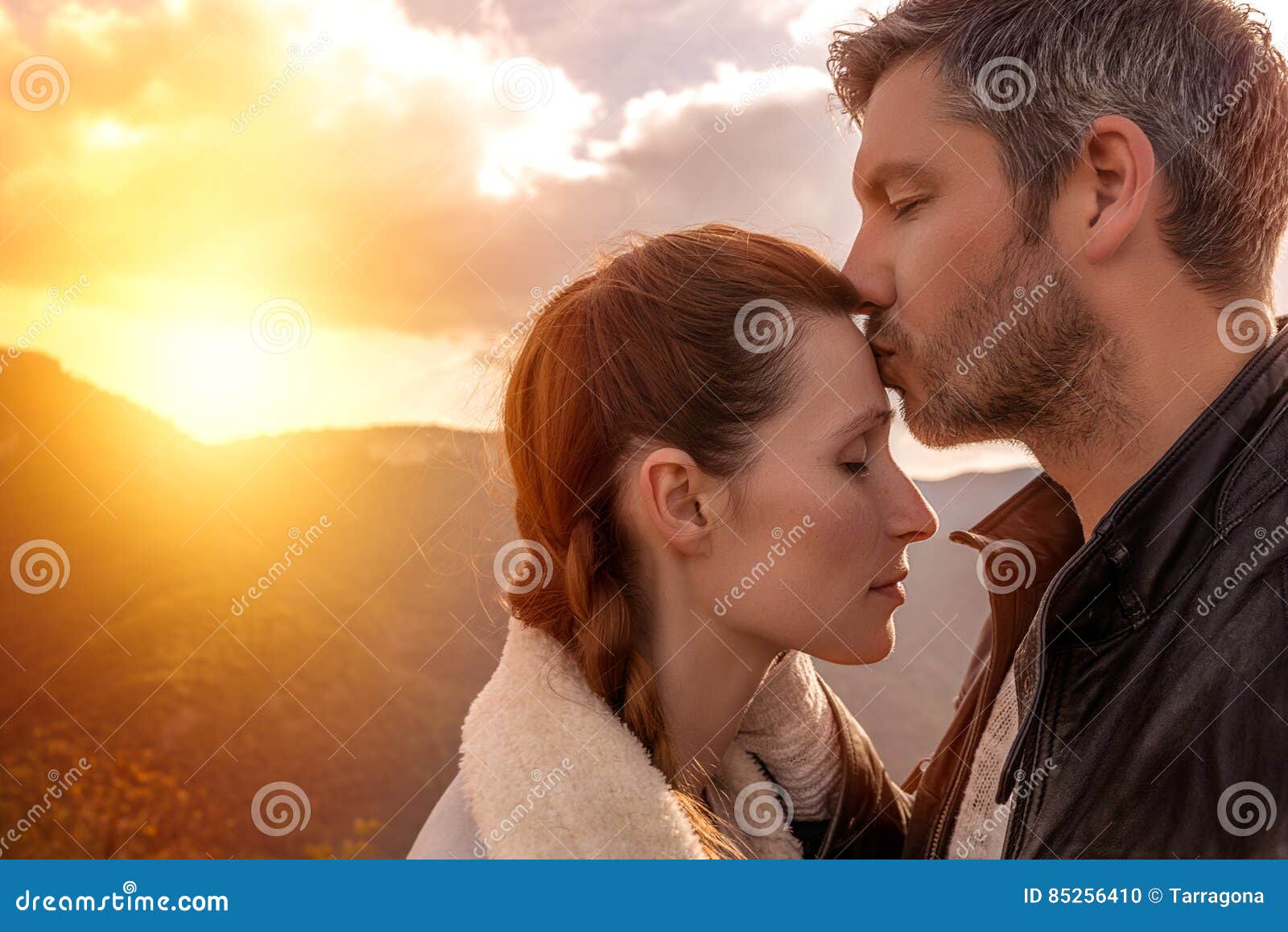 Couples D&amp;#39;amusement De Baiser D&amp;#39;amour Photo stock - Image du concept ...