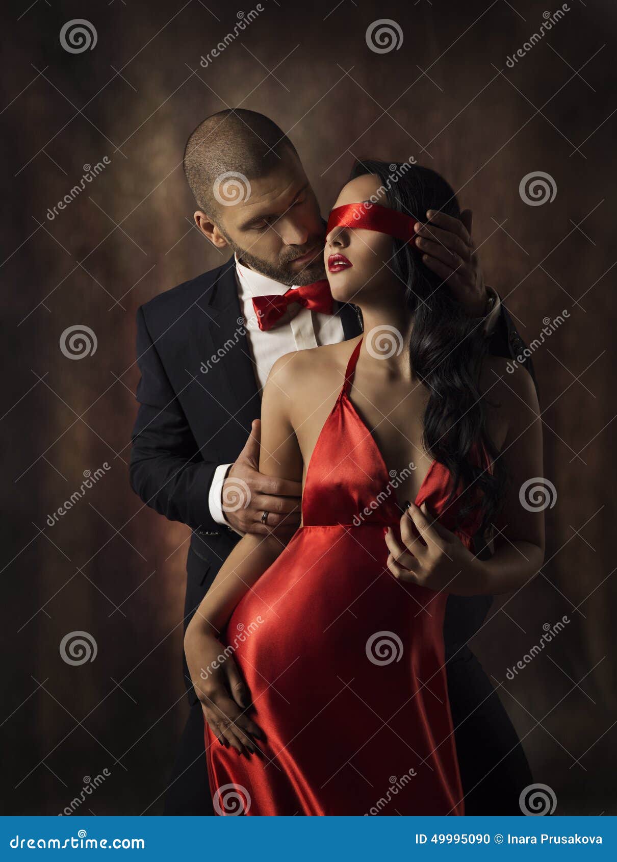 https://thumbs.dreamstime.com/z/couples-dans-l-amour-femme-sexy-de-mode-et-homme-fille-avec-la-bande-rouge-sur-des-yeux-charmant-l-ami-dans-le-costume-charme-49995090.jpg