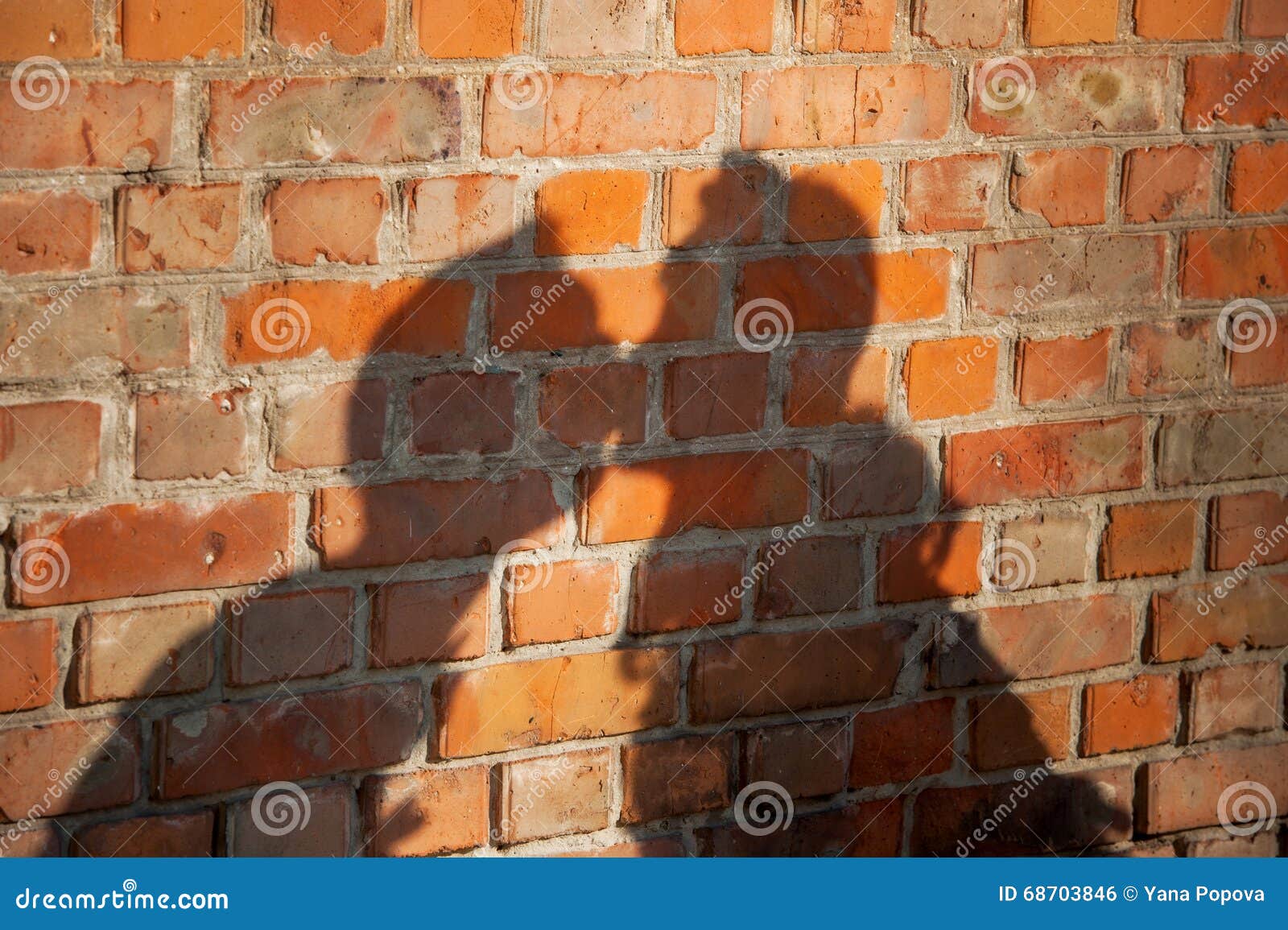 Couples De Baiser D'ombre Sur Un Mur De Briques Photo stock Image du fond, mariée 68703846