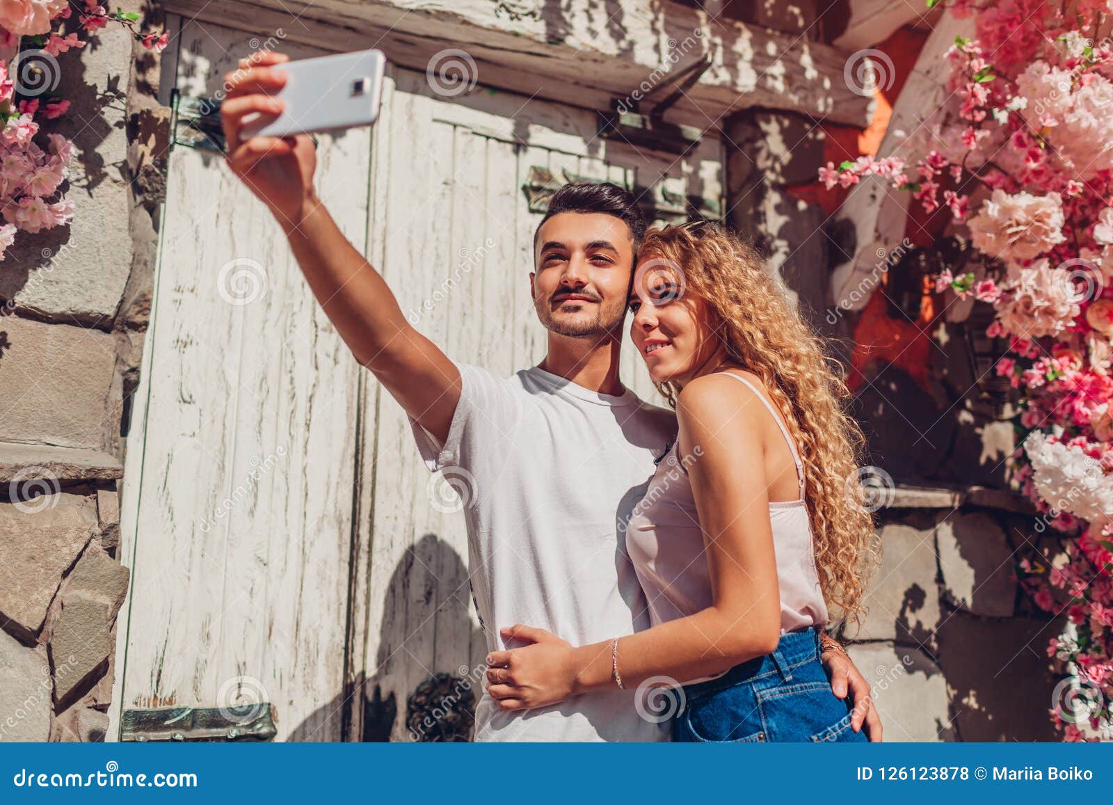 Couples De Métis Dans Lamour Prenant Le Selfie Sur Le