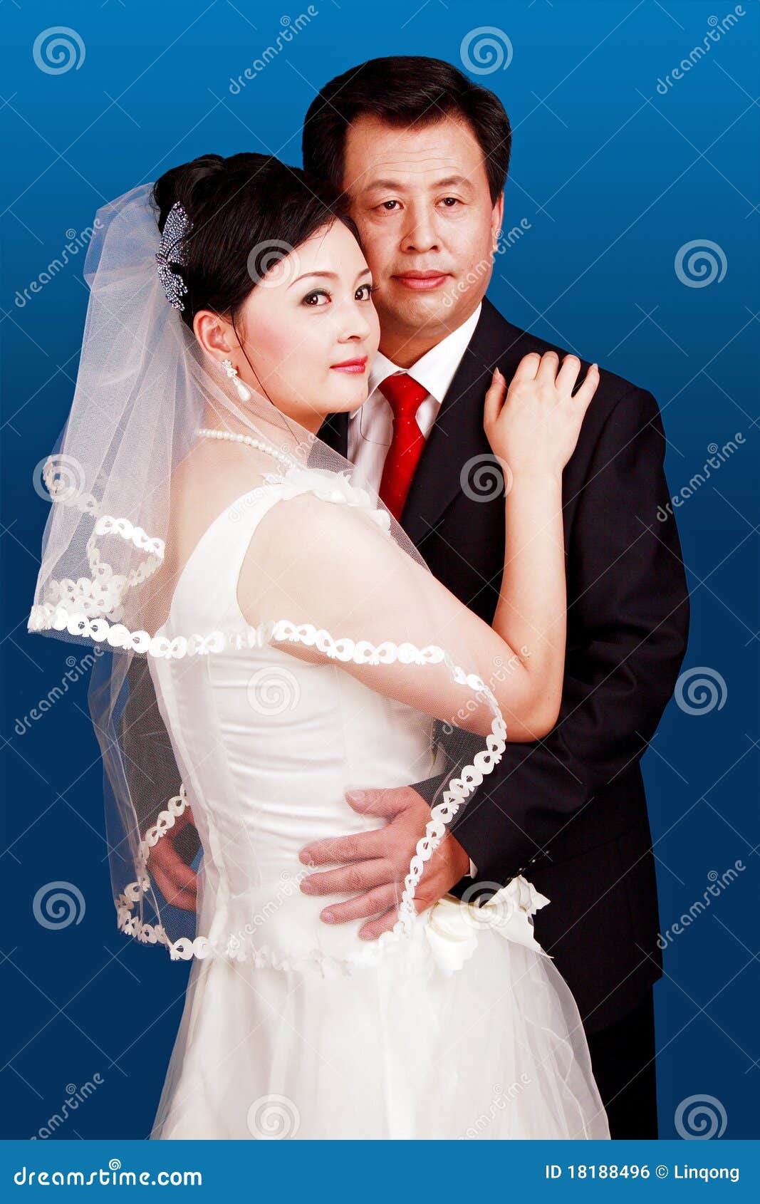 Verticale de couples de mariage sur le fond bleu.