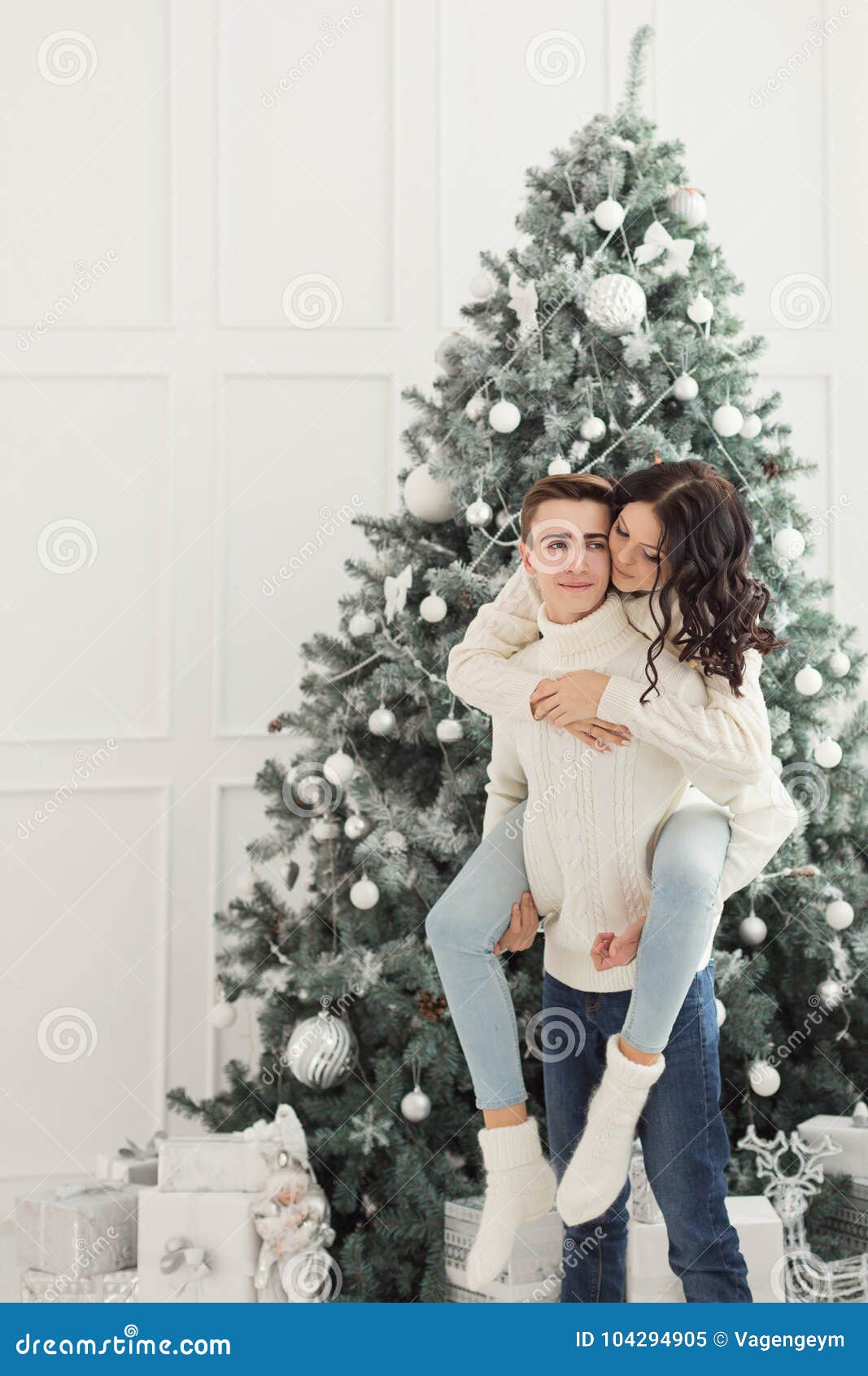 Couples Des Adolescents à Noël Image stock - Image du noël, mode