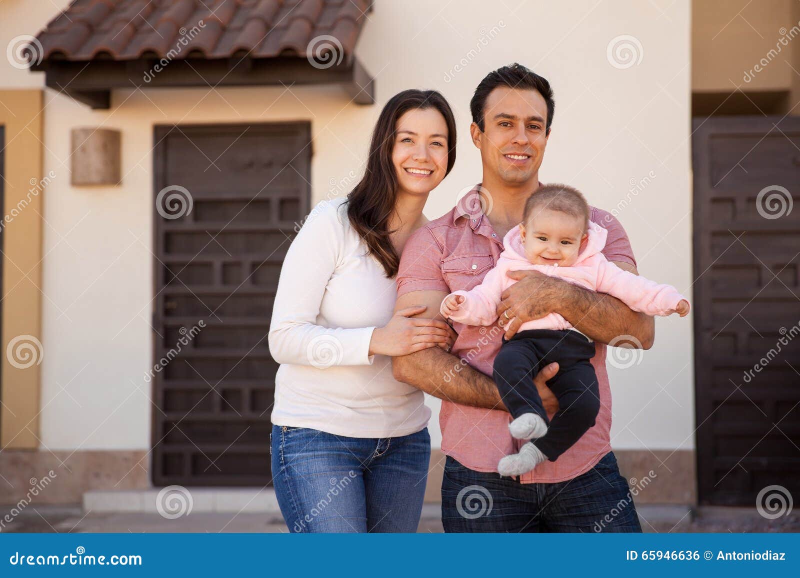 Couples Et Bebe Hispaniques Dans Leur Nouvelle Maison Photo Stock Image Du Exterieur Latin Couples Et Bebe Hispaniques Dans Leur Nouvelle Maison Photo Stock Image Du Exterieur Latin