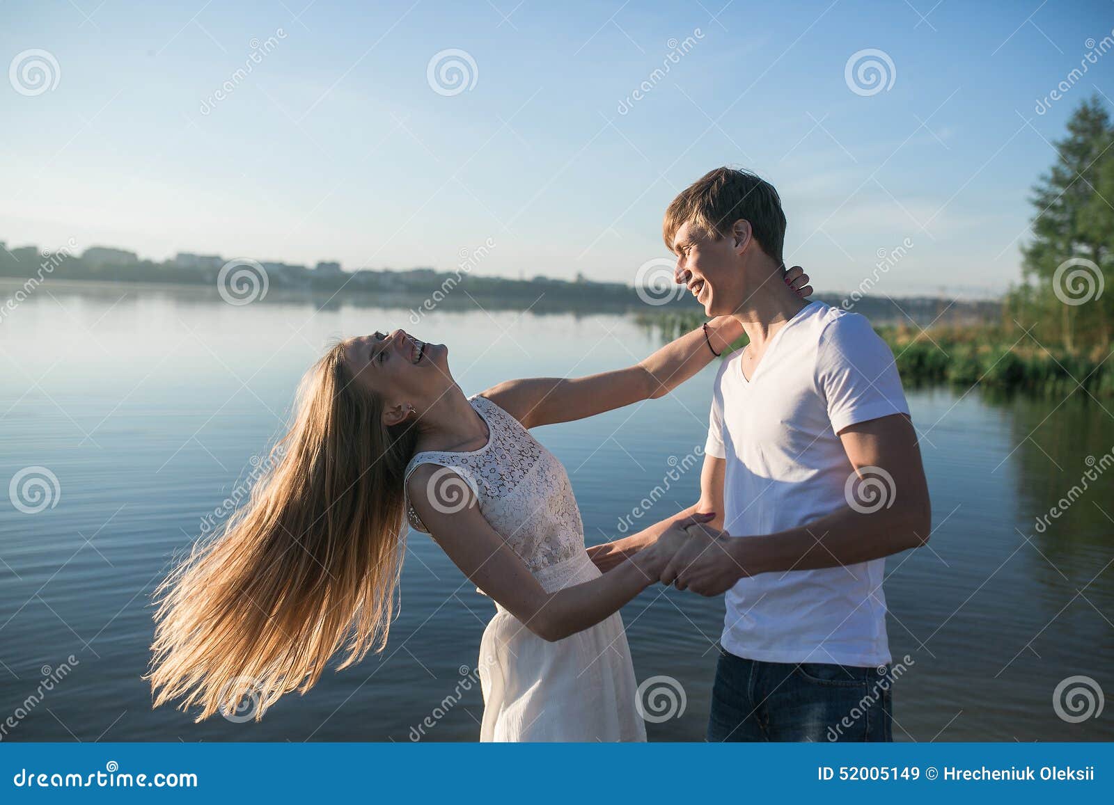 Couples et lever de soleil. Le beau couple rencontre le lever de soleil sur le lac