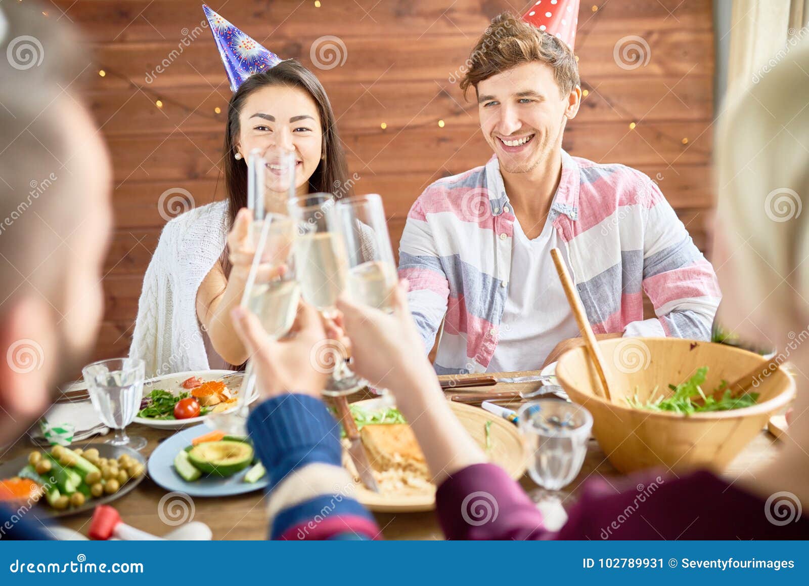 Couples Heureux Celebrant L Anniversaire Au Diner Image Stock Image Du Anniversaire Celebrant Couples Heureux Celebrant L Anniversaire Au Diner Image Stock Image Du Anniversaire Celebrant