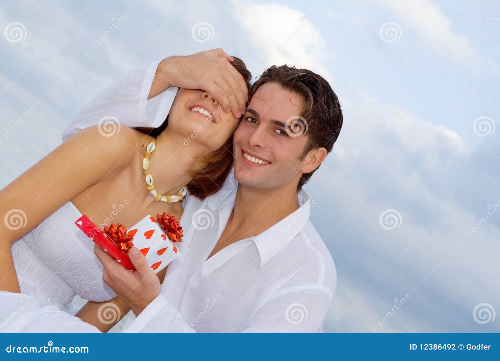 Couples Heureux D Anniversaire Dans L Amour Photo Stock Image Du Coeurs Jour