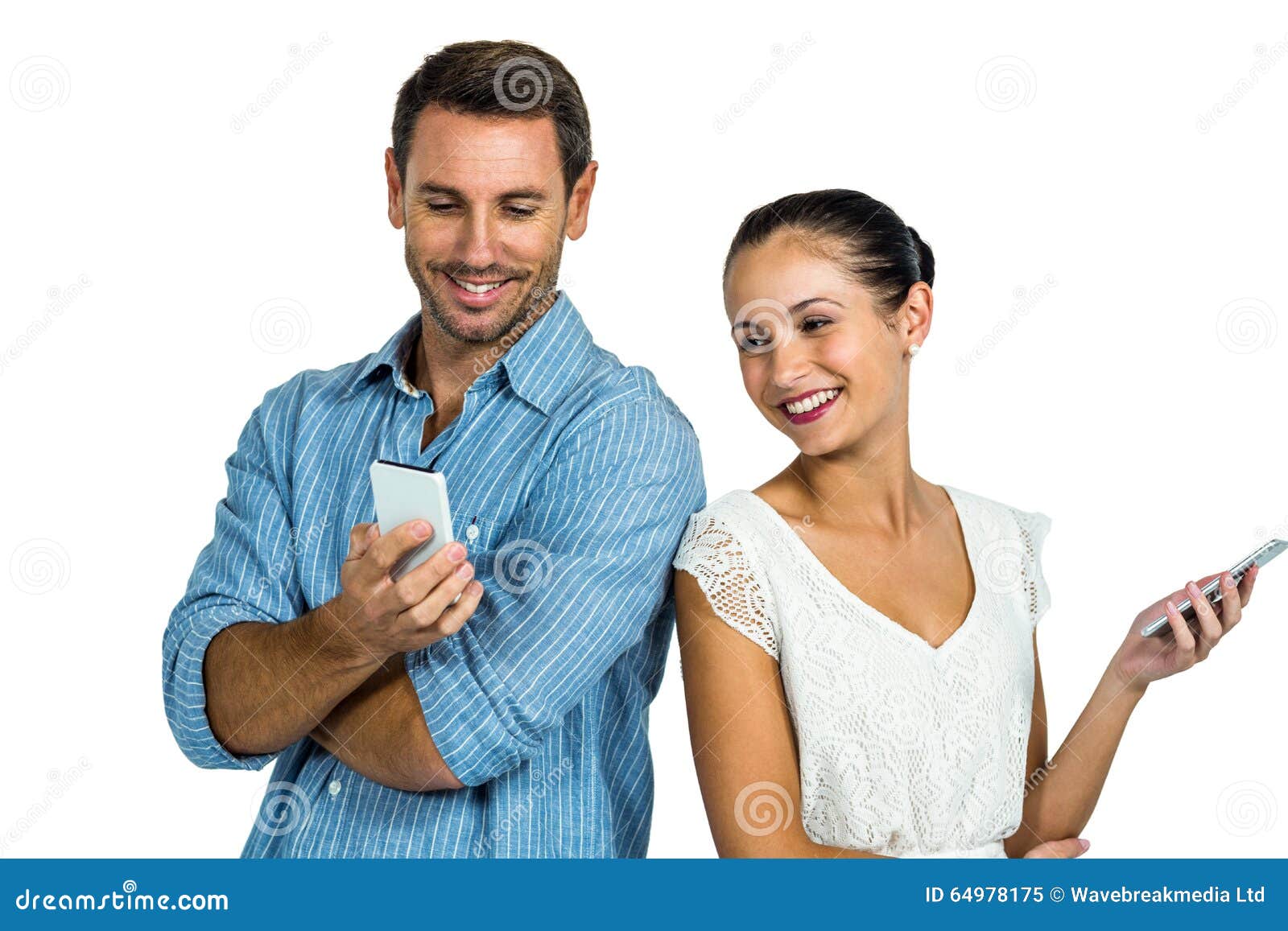 Couples heureux utilisant des smartphones sur l'écran blanc