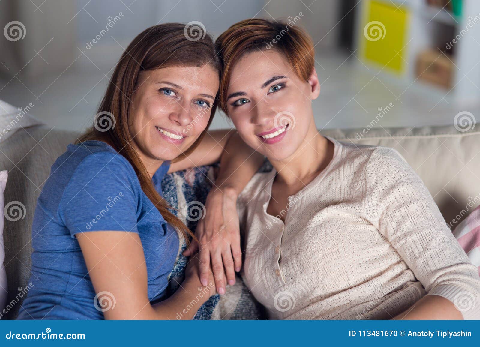 Couples Homosexuels Des Femmes Lesbiennes à La Maison Sur étreindre De Divan Photo Stock Image
