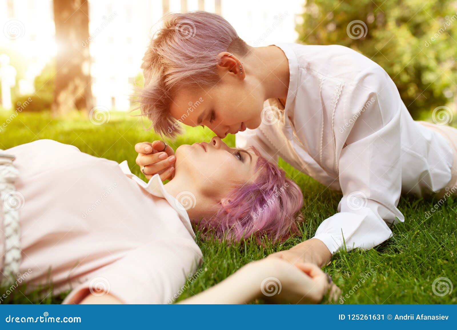 Couples Lesbiens Espiegles Heureux Dans L Amour Partageant Le Temps Ensemble Image Stock Image Du Heureux Assez Couples Lesbiens Espiegles Heureux Dans L Amour Partageant Le Temps Ensemble Image Stock Image Du Heureux Assez
