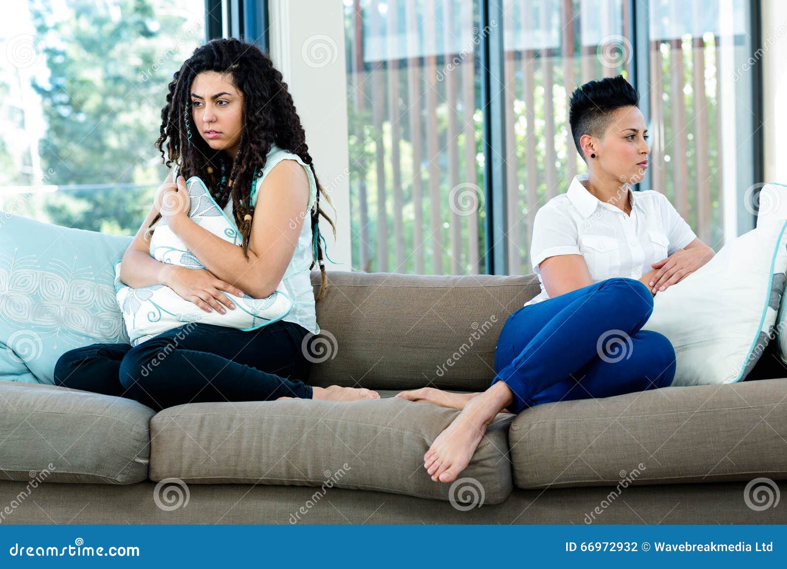 Couples Lesbiens Malheureux Se Reposant Sur Le Sofa Photo Stock Image