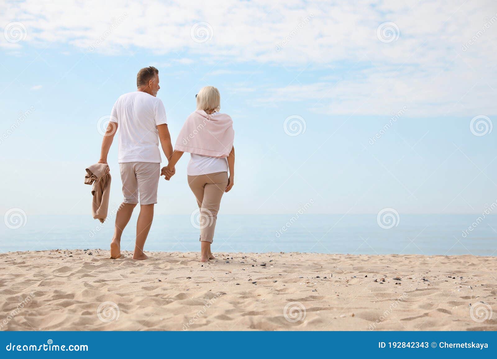 Couples Matures Passant Du Temps Sur La Plage Image Stock Image Du Fond âge 192842343 