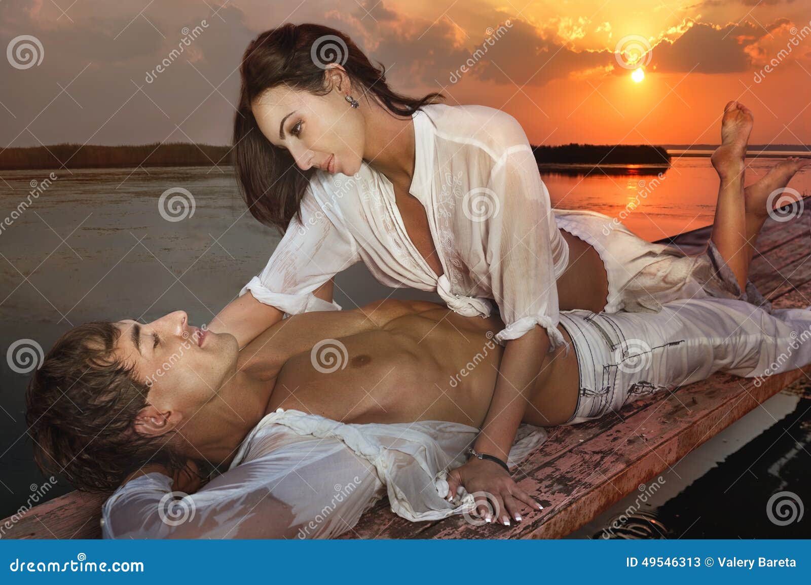 Couples Romantiques Dans L Amour Au Coucher Du Soleil Image Stock Image Du Modele Mignon Couples Romantiques Dans L Amour Au Coucher Du Soleil Image Stock Image Du Modele Mignon