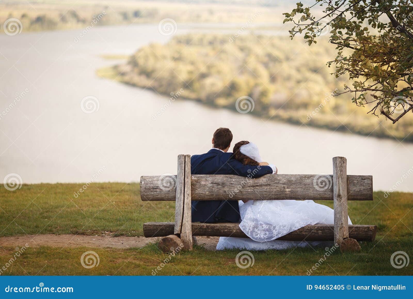 Couples Romantiques De Jeune Mariage Se Reposant Sur Le Banc En Bois Exterieur Sur Le Fond Naturel Image Stock Image Du Fond Exterieur 94652405