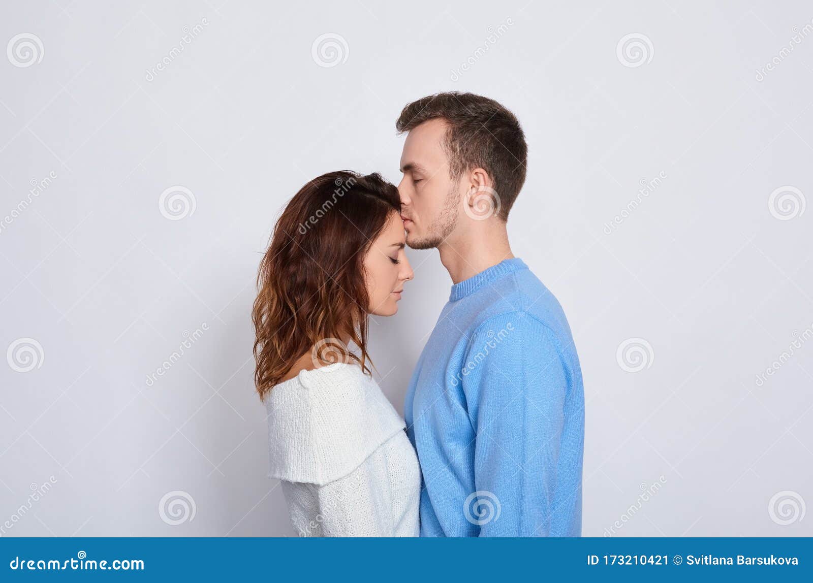 Couples Romantiques Sensibles Dans L Amour De Profil Image Stock Image Du Mignon Bleu
