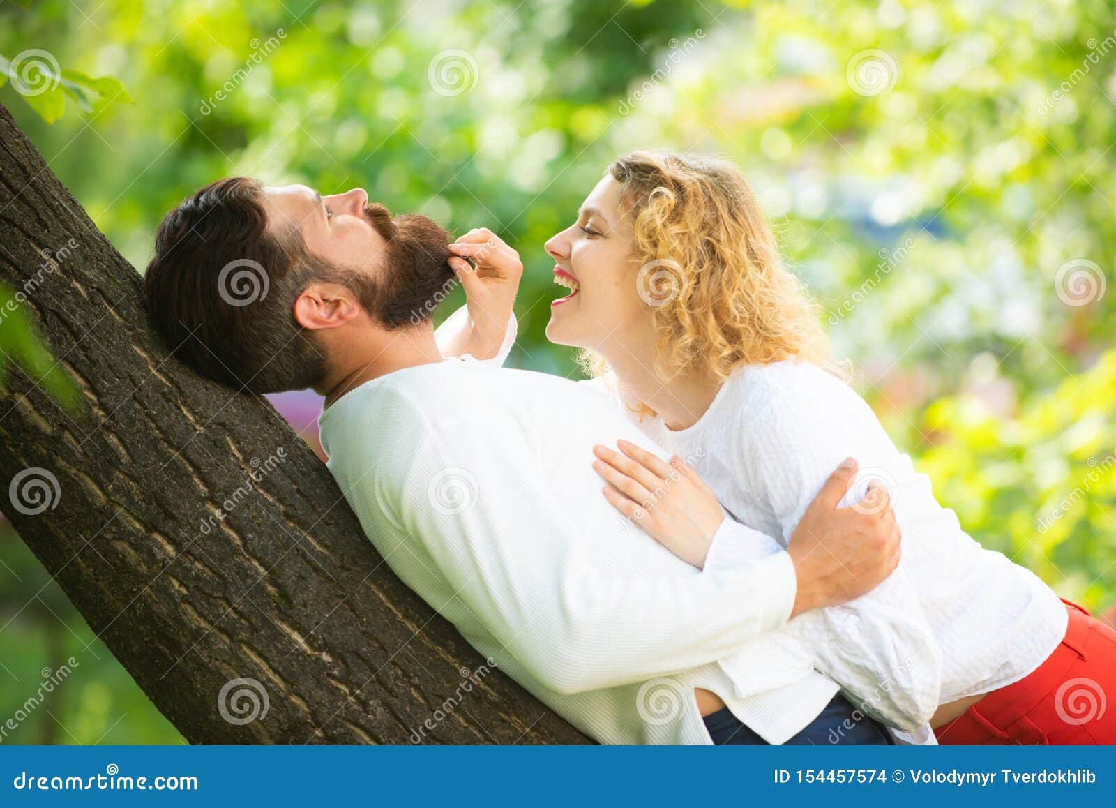 Couples Sensuels Obtenant Plus Pres De La Sensation Chaque Autres Levres Je T Aime Homme Passionne Embrassant Doucement La Belle Photo Stock Image Du Soin Embrassement