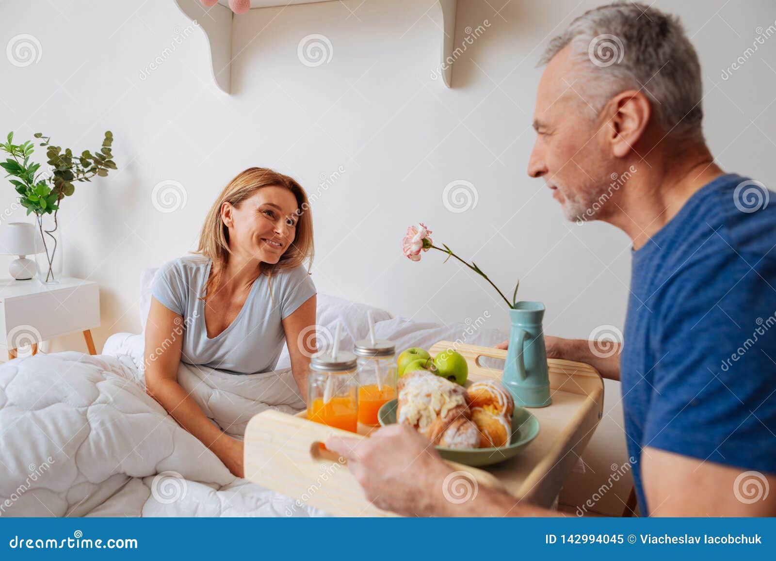 Couplez L Anniversaire De Celebration Heureux De Sentiment A La Maison Prenant Le Petit Dejeuner Image Stock Image Du Celebration Sentiment Couplez L Anniversaire De Celebration Heureux De Sentiment A La Maison Prenant Le Petit Dejeuner Image Stock Image Du Celebration Sentiment
