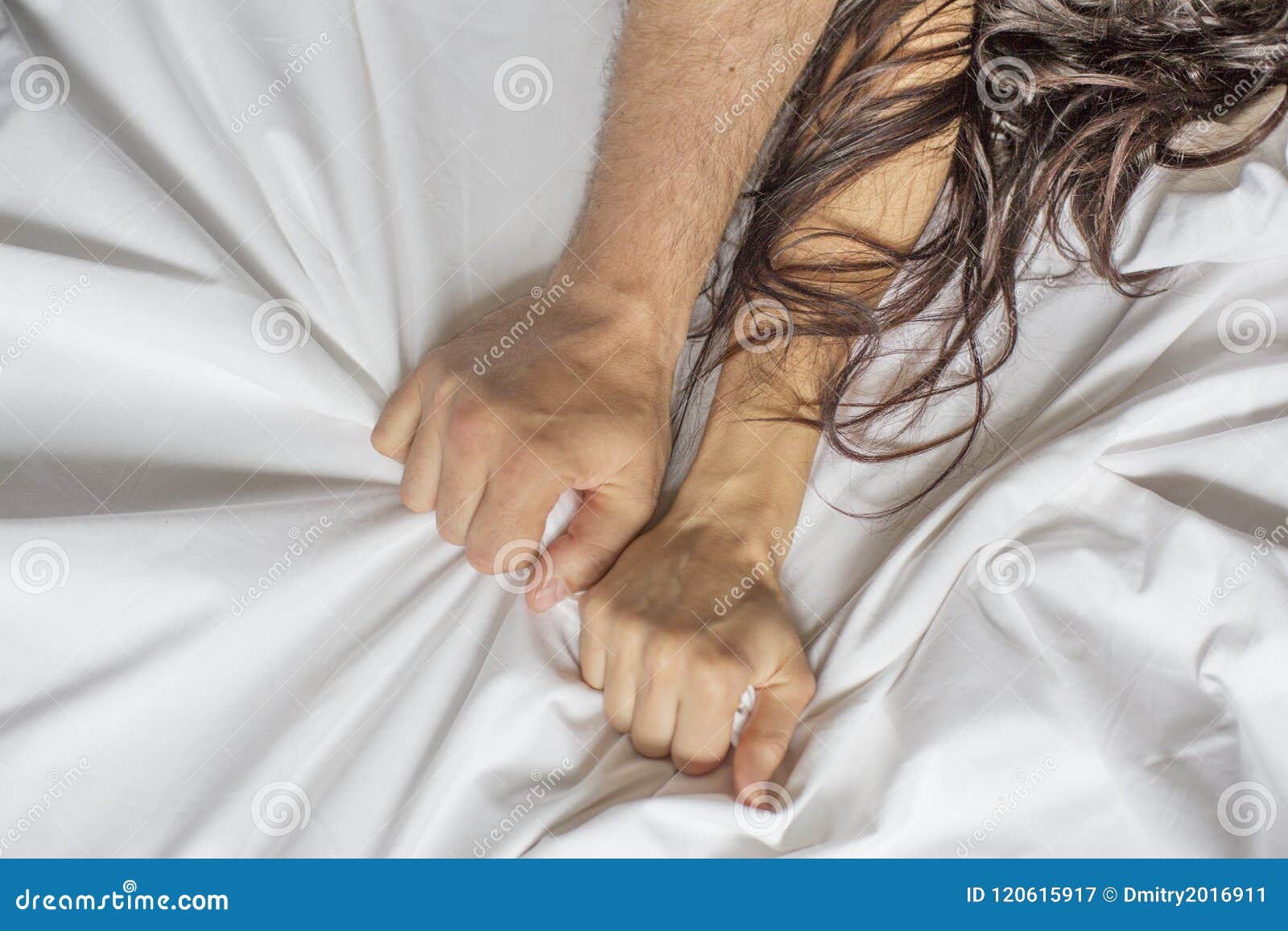 Couplez Les Mains Tirant Les Feuilles Blanches Dans L'extase, Orgasme  Concept De Passion Oorgasm Moments érotiques Concept Intime Image stock -  Image du bâti, beau: 120615917