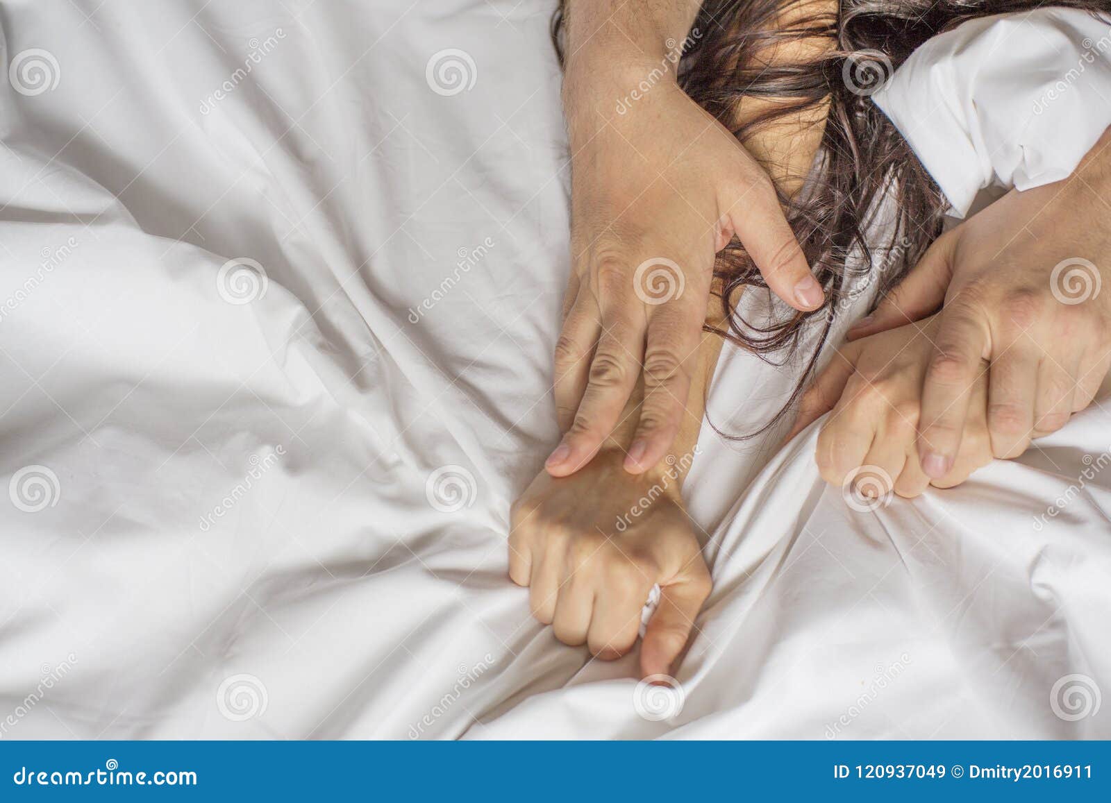 Couplez Les Mains Tirant Les Feuilles Blanches Dans L'extase, Orgasme  Concept De Passion Orgasme Moments érotiques Concept Intime Photo stock -  Image du feuille, préliminaires: 127867666