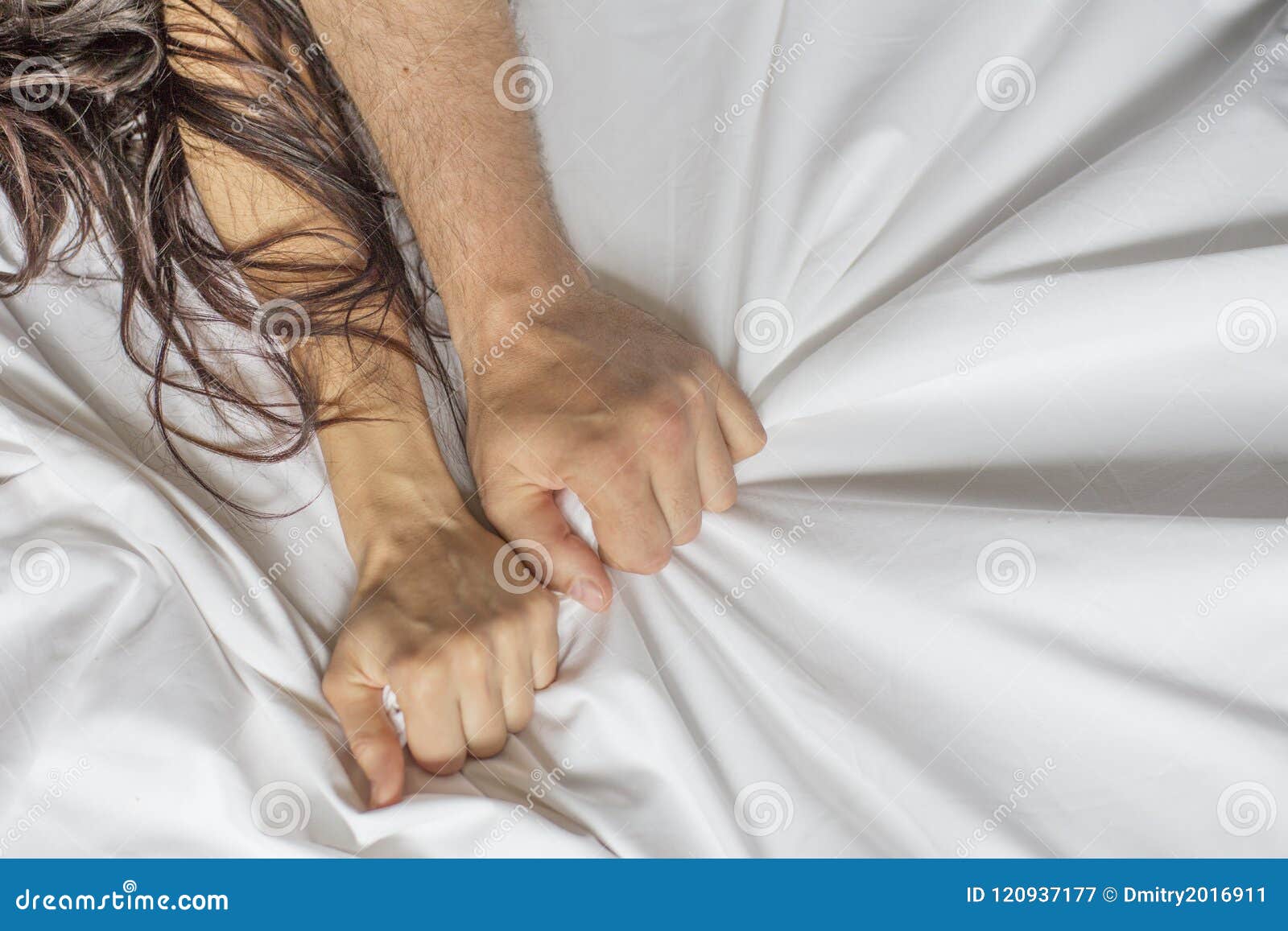 Couplez Les Mains Tirant Les Feuilles Blanches Dans L'extase, Orgasme  Concept De Passion Orgasme Moments érotiques Concept Intime Photo stock -  Image du feuille, préliminaires: 127867666