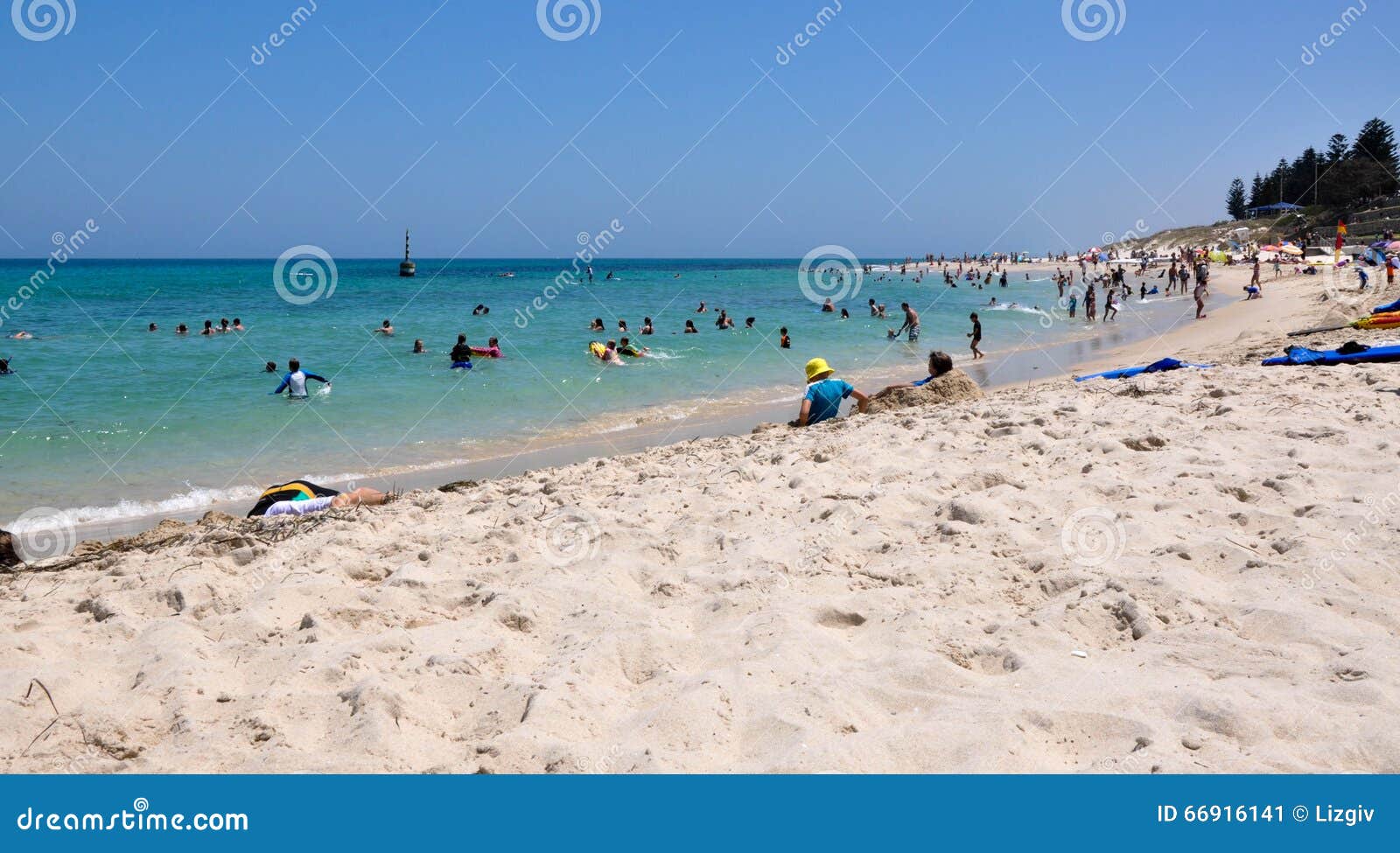 Coupure d'été : Plage de Cottesloe, Australie occidentale. COTTESLOE, WA, AUSTRALIA-JANUARY 6,2016 : La scène de plage de Cottesloe avec des familles nageant et l'embarquement de corps dans l'Océan Indien de turquoise arrose dans Cottesloe, Australie occidentale