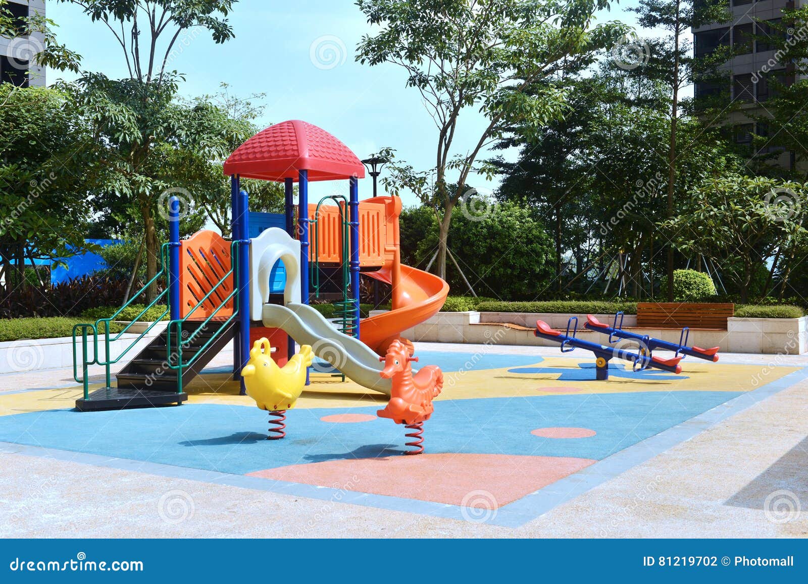 Cour de jeu 2 d'enfants. Équipement coloré de terrain de jeu d'enfants en parc