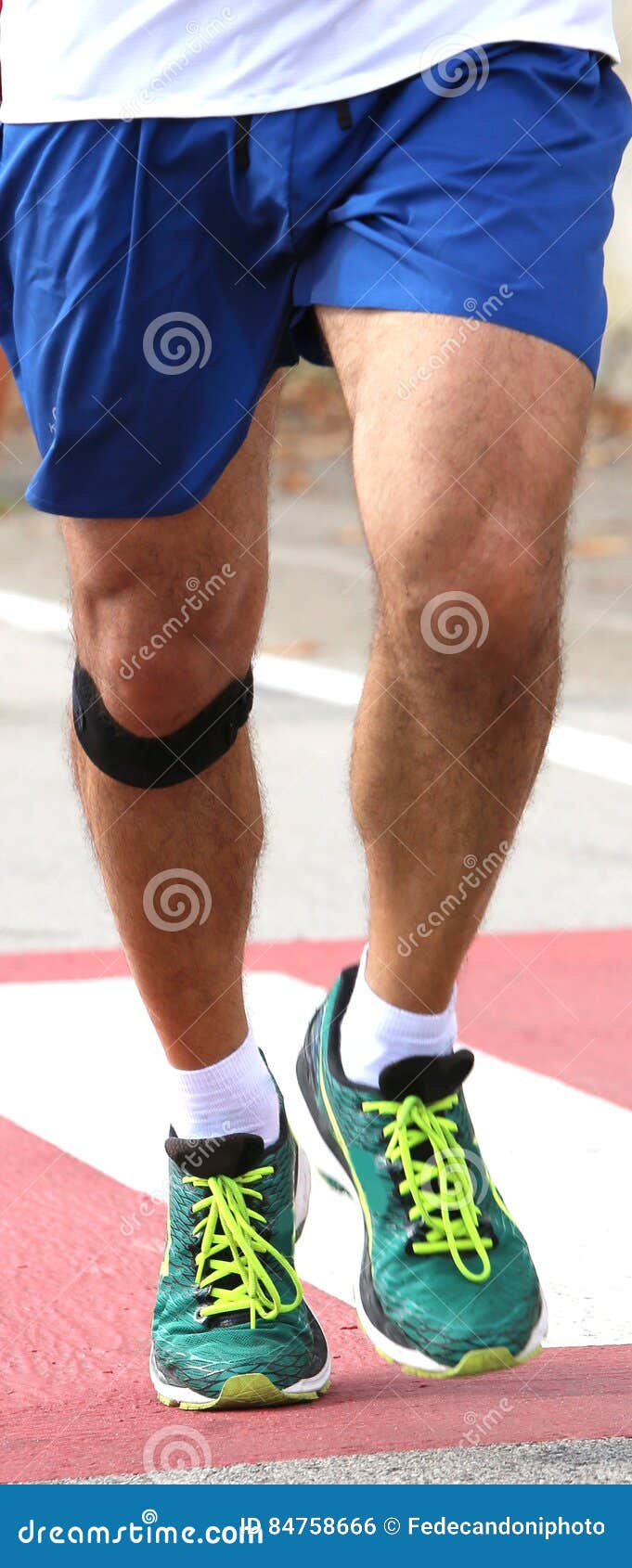 Coureur Sportif Avec La Bande élastique Au Genou Photo stock - Image du  fonctionnement, chaussures: 84758666