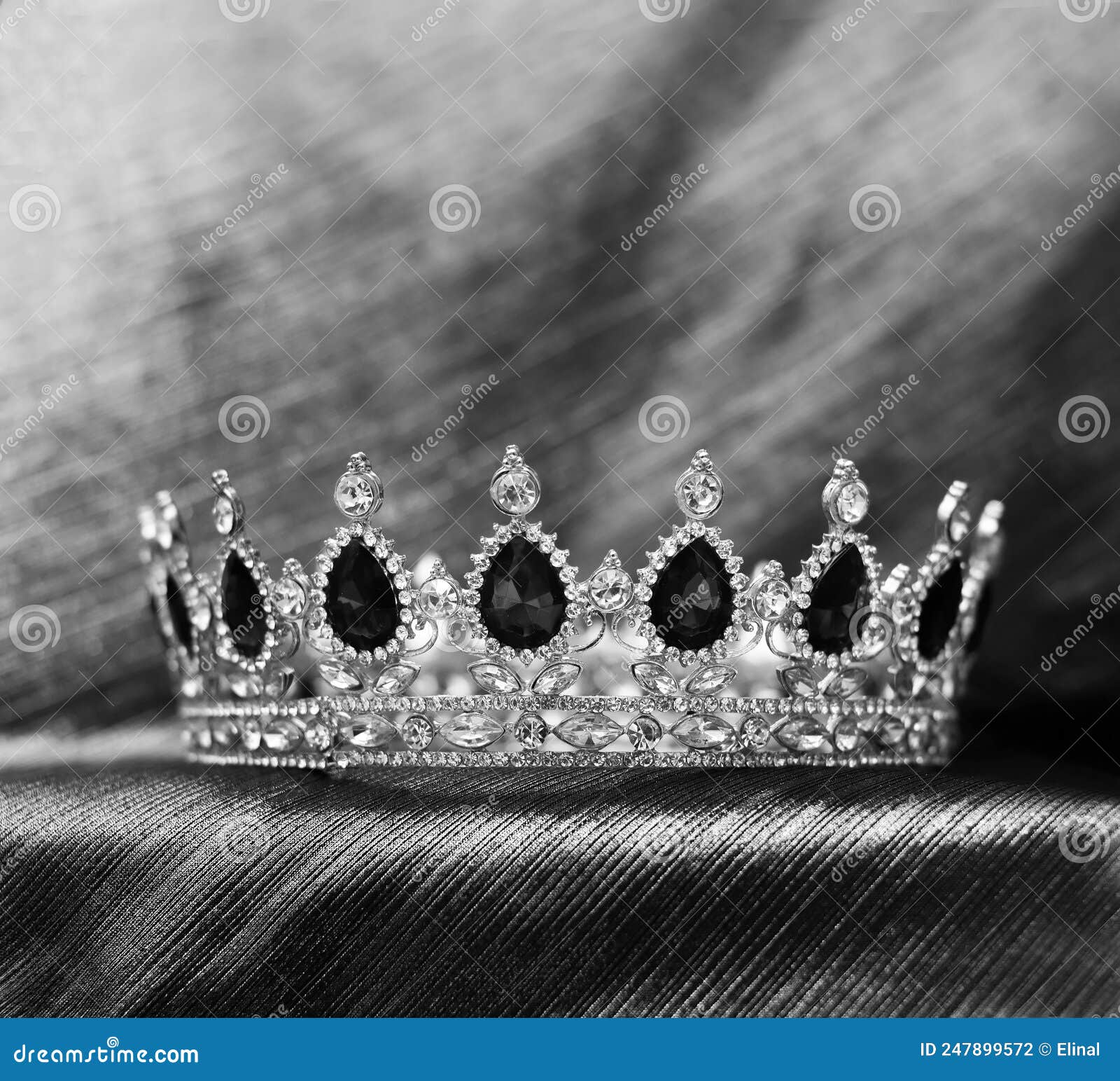 Un Roi Ou Une Couronne De La Reine Photo stock - Image du noir