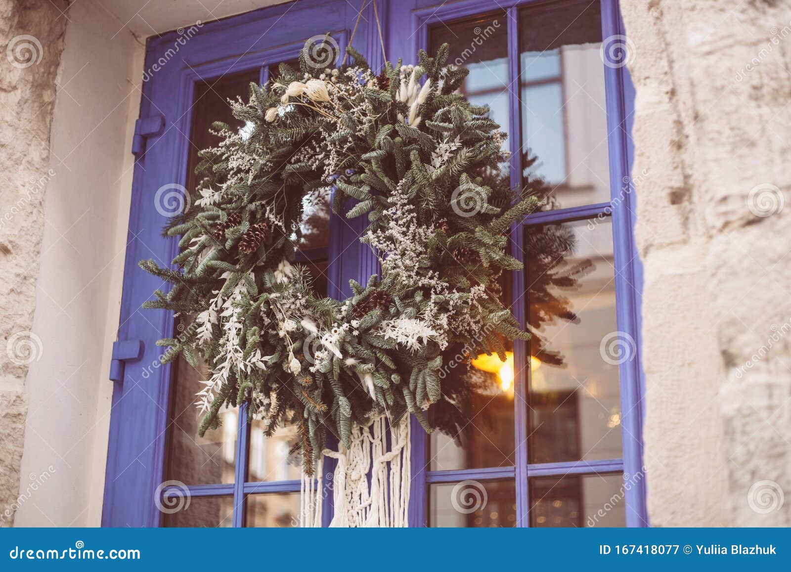 Couronne De Noël Accroché à L'extérieur, Sur La Porte En Hiver