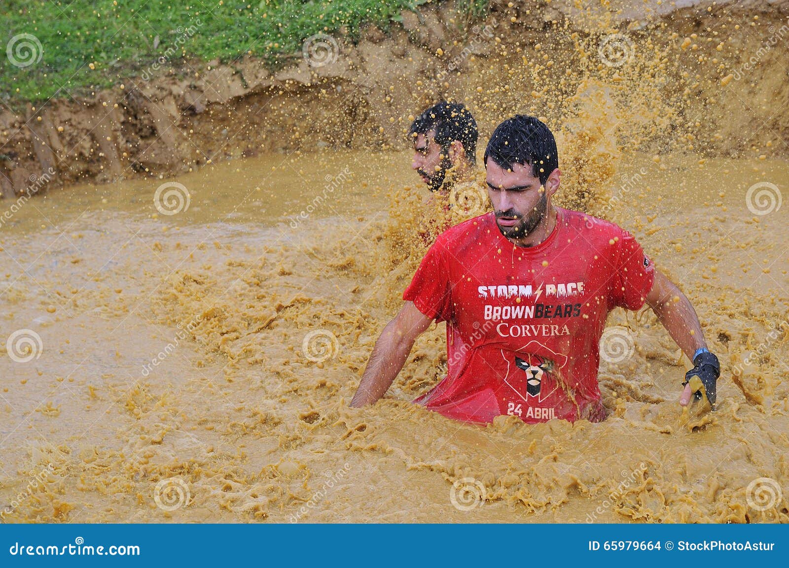 Course de Farinato - course d'obstacle extrême à Gijon, Espagne. GIJON, ESPAGNE - 31 JANVIER : Course de Farinato, course d'obstacle extrême dedans le 31 janvier 2016 à Gijon, Espagne Les gens sautant, rampant, passant sous les fils barbelés ou montant des obstacles pendant la course d'obstacle extrême