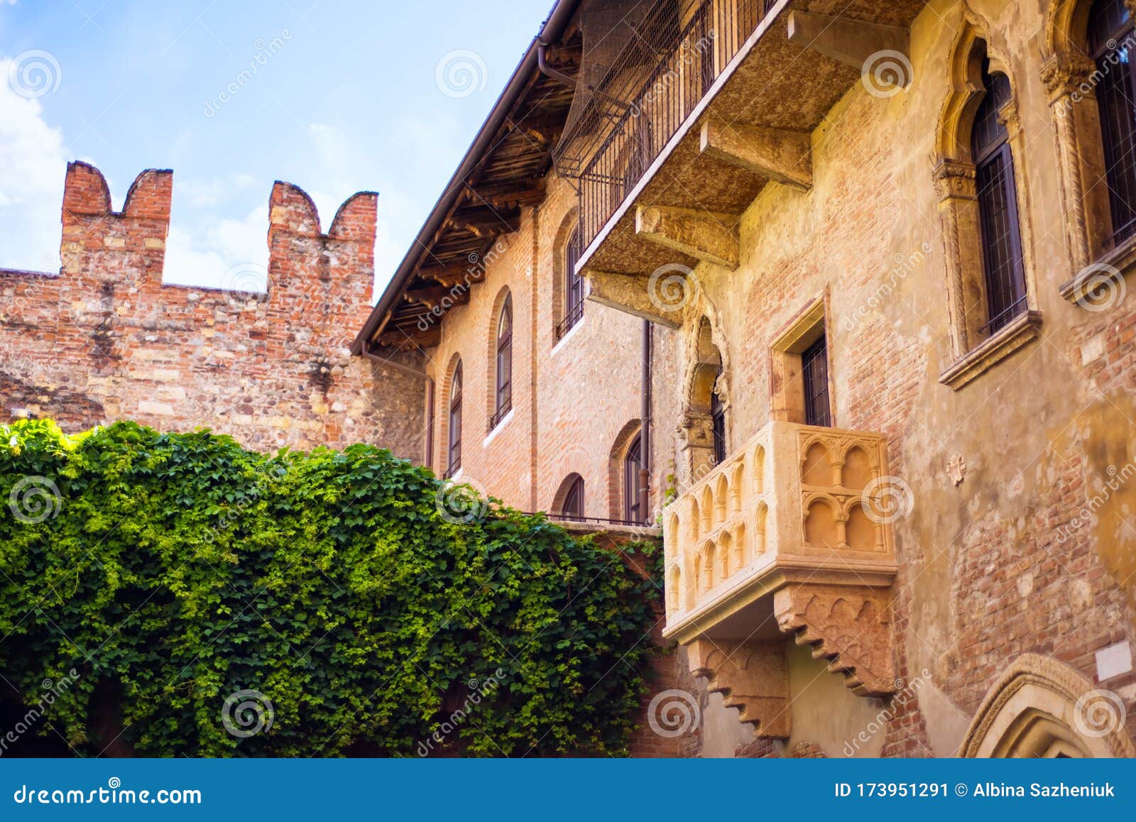 courtyard of casa di giulietta house of juliet with famous balcony of juliet from drama william shakespeare romeo and juliet in