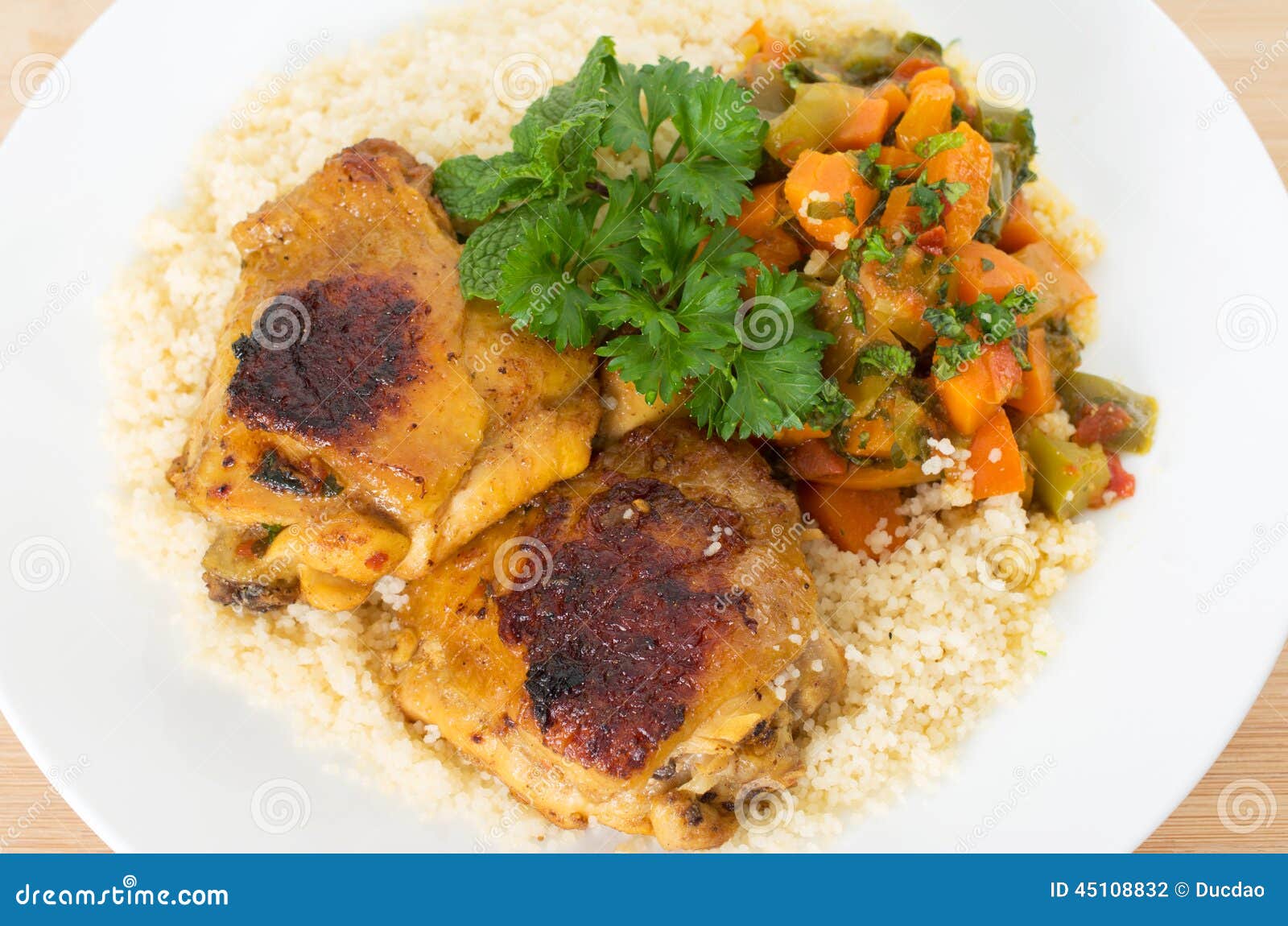 Couscous Kabylia met kip stock foto. Image of vlees, maaltijd 45108832