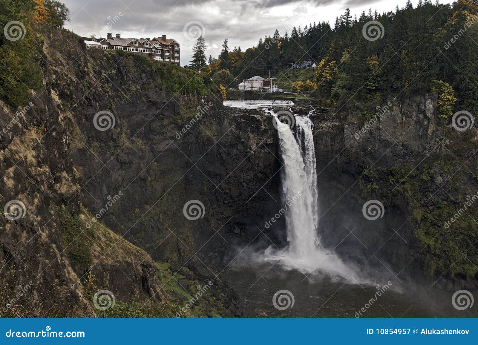 Висим водопад. Висимский водопад. Висимский водопад фото. Водопад Сноквалми фото. На Висимском водопаде.