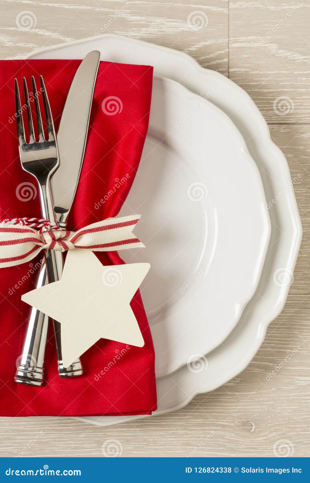 Couvert De Table De Dîner De Noël Avec Les Décorations Saisonnières De Fête  Photo stock - Image du fourchette, plat: 79185304