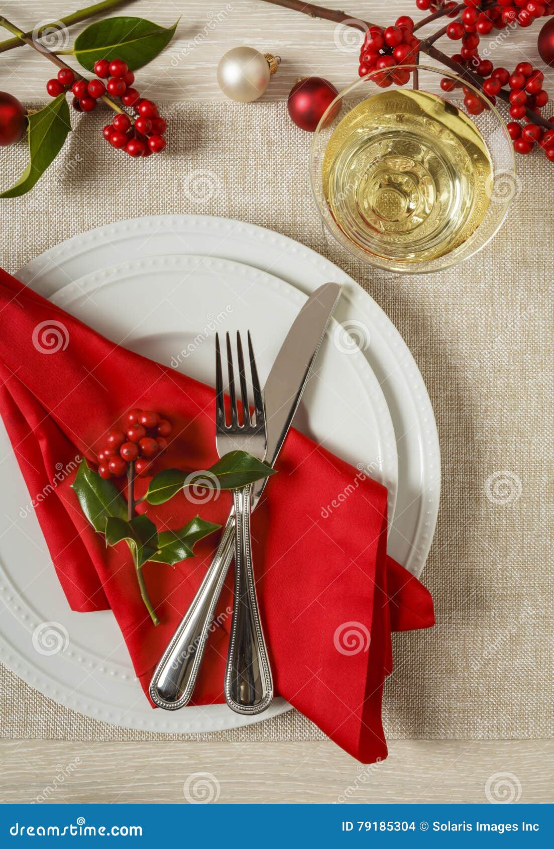 Couvert De Table De Dîner De Noël Avec Les Décorations Saisonnières De Fête  Photo stock - Image du fourchette, plat: 79185304