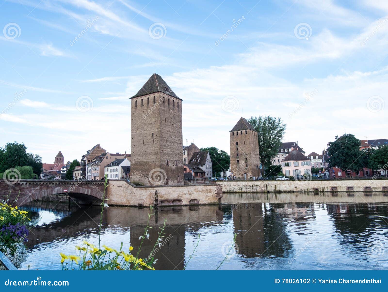 Os couverts de Strasbourg de Les ponts, grupo de três pontes cruzam quatro canais de rio do rio III e da catedral na parte traseira Vista da barragem Vauban em Alsácia, França